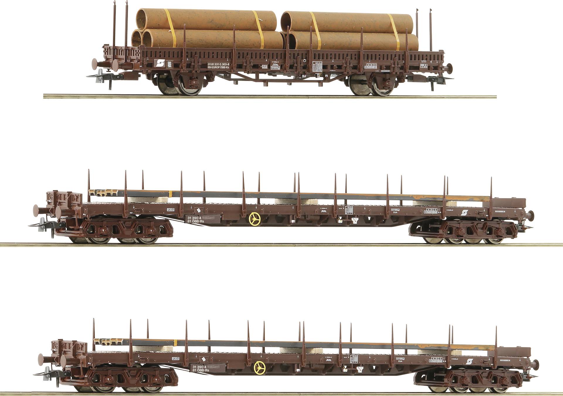 Drei Modellbahngüterwagen in Rostoptik, zwei mit Röhren beladen, einer leer. Ansicht von der Seite auf Gleis.