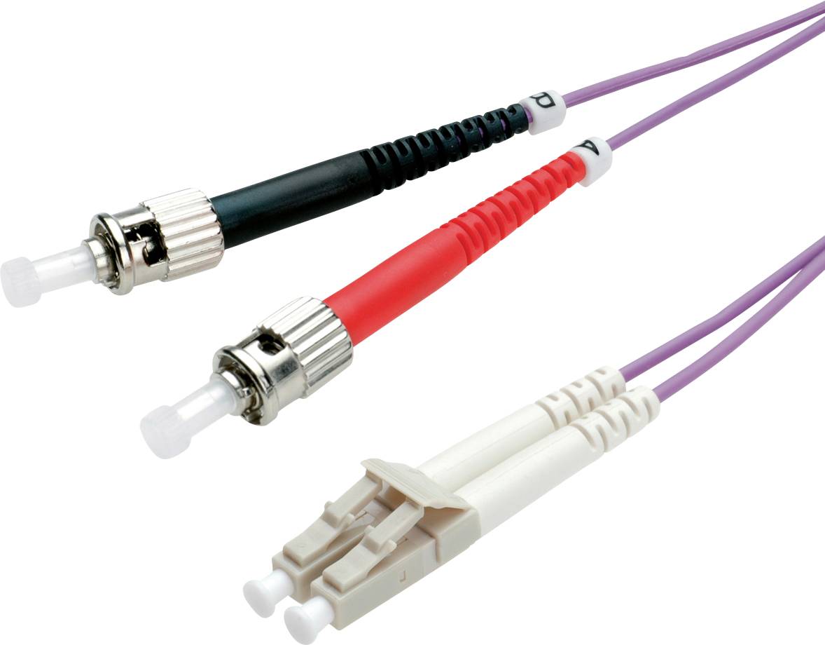 Ein paar LWL-Patchkabel mit einem SC- und einem ST-Stecker. Die Kabel sind violett, der SC-Stecker ist schmal, der ST-Stecker hat ein Metallgehäuse.