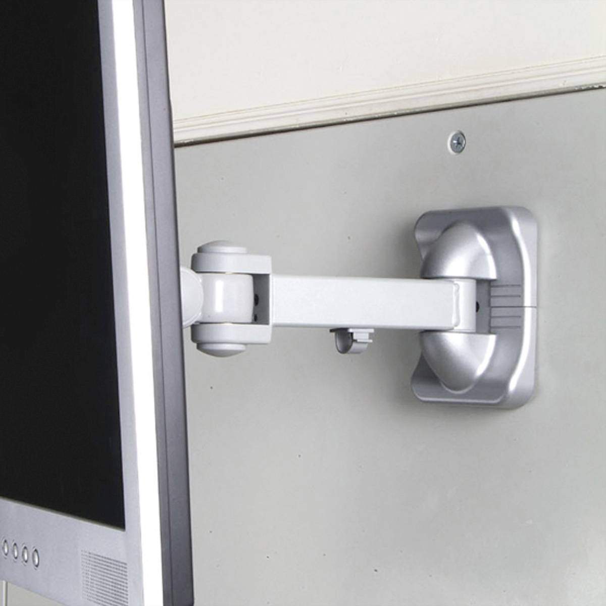 Ein Monitor ist an einer verstellbaren Wandhalterung befestigt. Die Halterung ermöglicht flexible Positionierung und Drehung des Bildschirms.