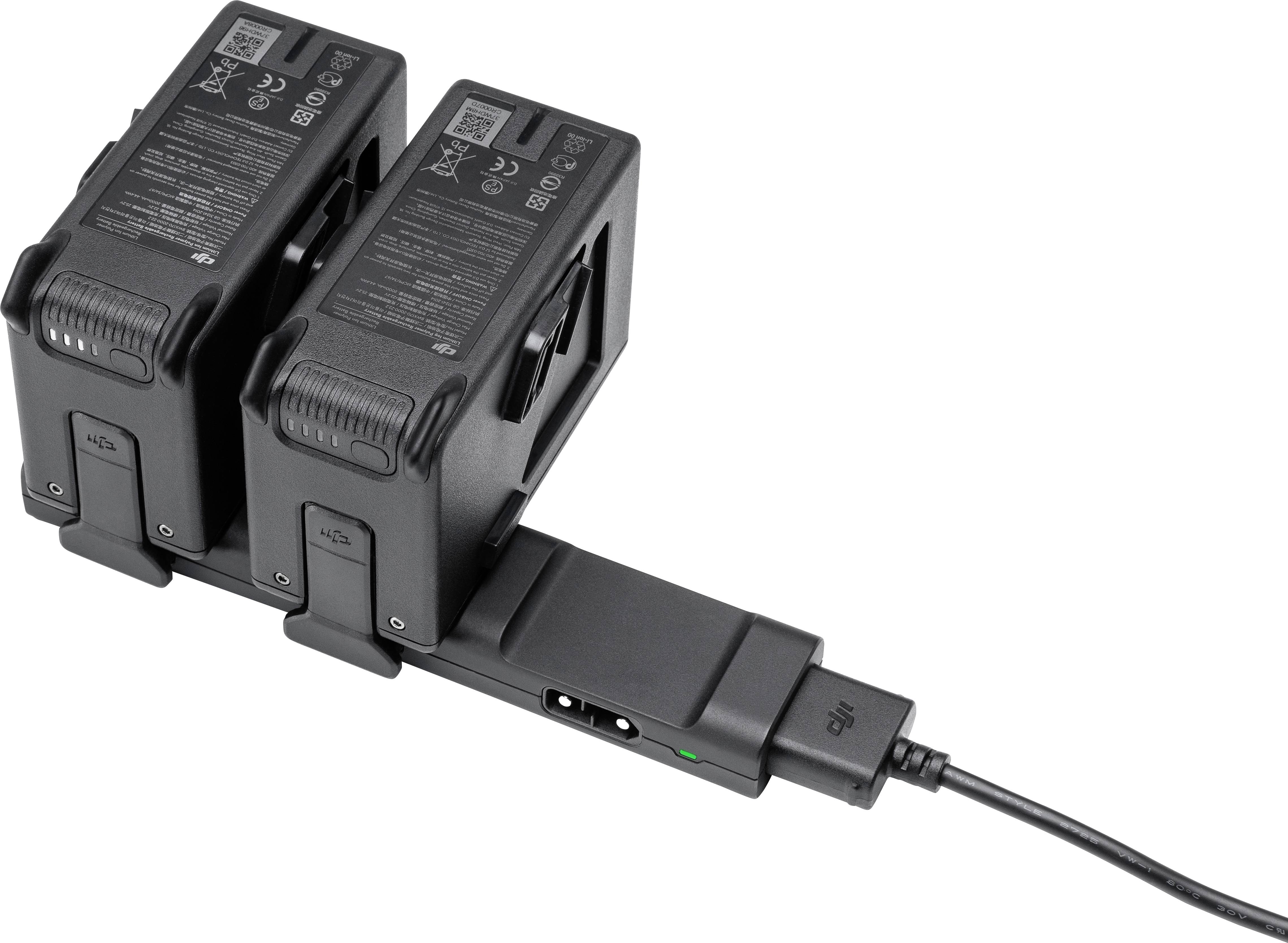 Zwei schwarze Batterien werden gleichzeitig auf einem Ladegerät geladen, das über ein Kabel mit Strom versorgt wird.