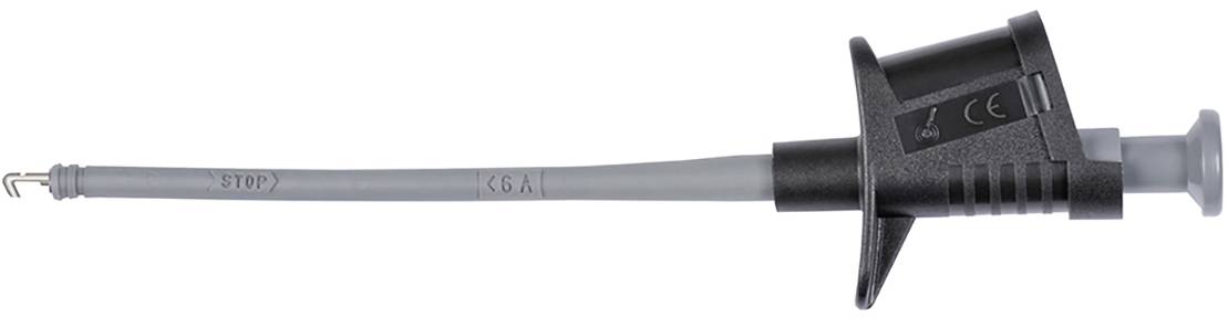 Ein grauer medizinischer Katheter mit eingeführter Nadel sichtbar, beige Kunststoffhalterung hinten.