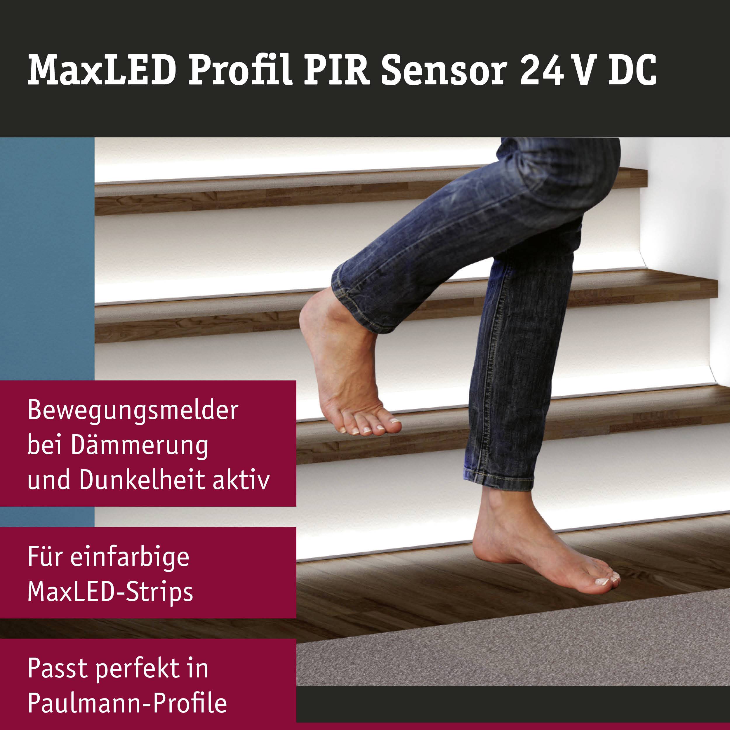 'MaxLED Profil PIR Sensor 24 V DC' Text oben. Fuß steigt Treppe hinauf. Beschriftung links: 'Bewegungsmelder...aktiv', 'Für LED-Einfarbige', 'Passt perfekt in Paulmann-Profil'.