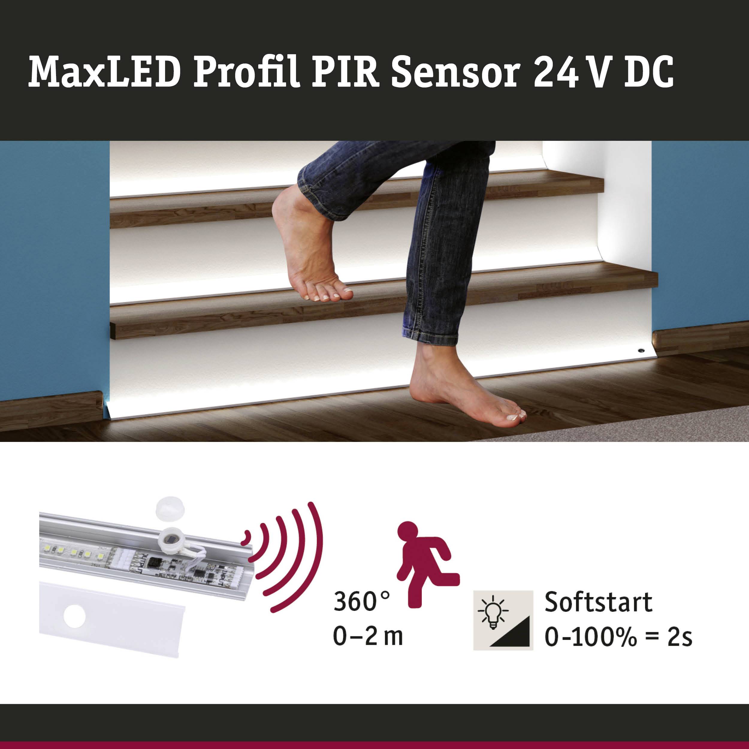 MaxLED Profil mit PIR-Sensor, 24 V DC. Bild zeigt eine Treppe mit LED-Beleuchtung, Person geht barfuß die Stufen herab. Piktogramme erklären 360°-Sensor, Reichweite 0-2 m, Softstart 0-100% in 2 Sekunden.