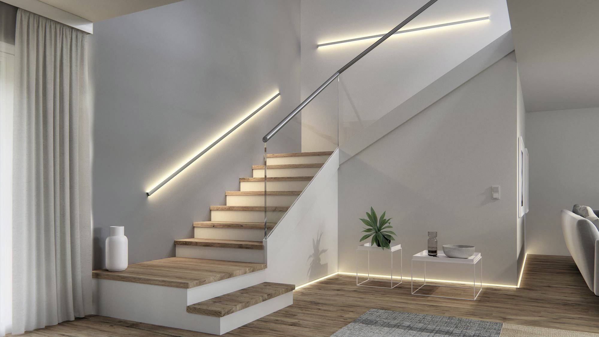 Eine moderne Treppe mit hölzernen Stufen und Glasgeländer, beleuchtet durch dezente Wandlichter in einem stilvollen Wohnzimmer.
