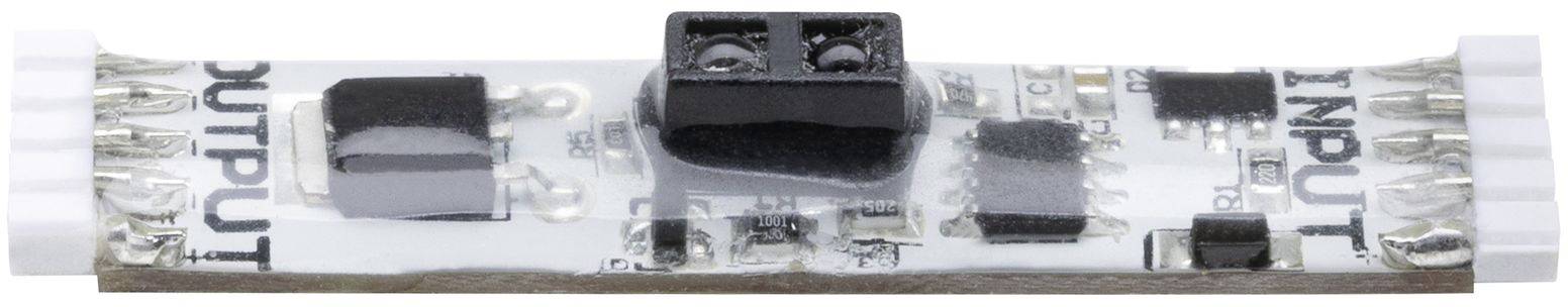 'Nahaufnahme einer elektronischen Leiterplatte mit Beschriftungen 