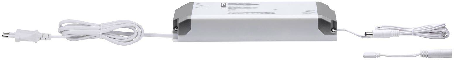 Netzteil mit langem Kabel und dreiadrigem Stecker auf der linken Seite, kleinerer Anschluss auf der rechten Seite. Hauptkörper rechteckig und neutralfarbig.