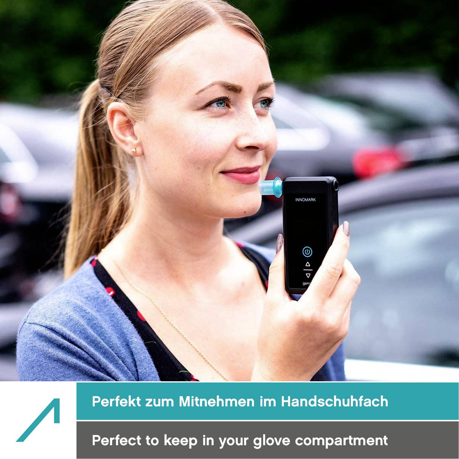 Eine lächelnde Person überprüft den Alkoholgehalt mit einem tragbaren Handalkoholtester. Text im Bild: 'Perfekt zum Mitnehmen im Handschuhfach'.