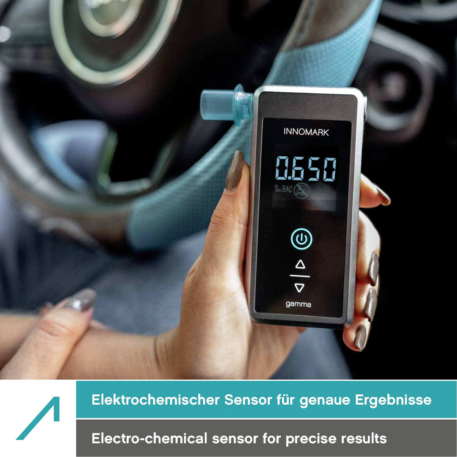 Eine Person hält ein Atemalkoholmessgerät mit der Anzeige von 0,25 % BAC. Text auf dem Gerät: 'INNOMARK'.