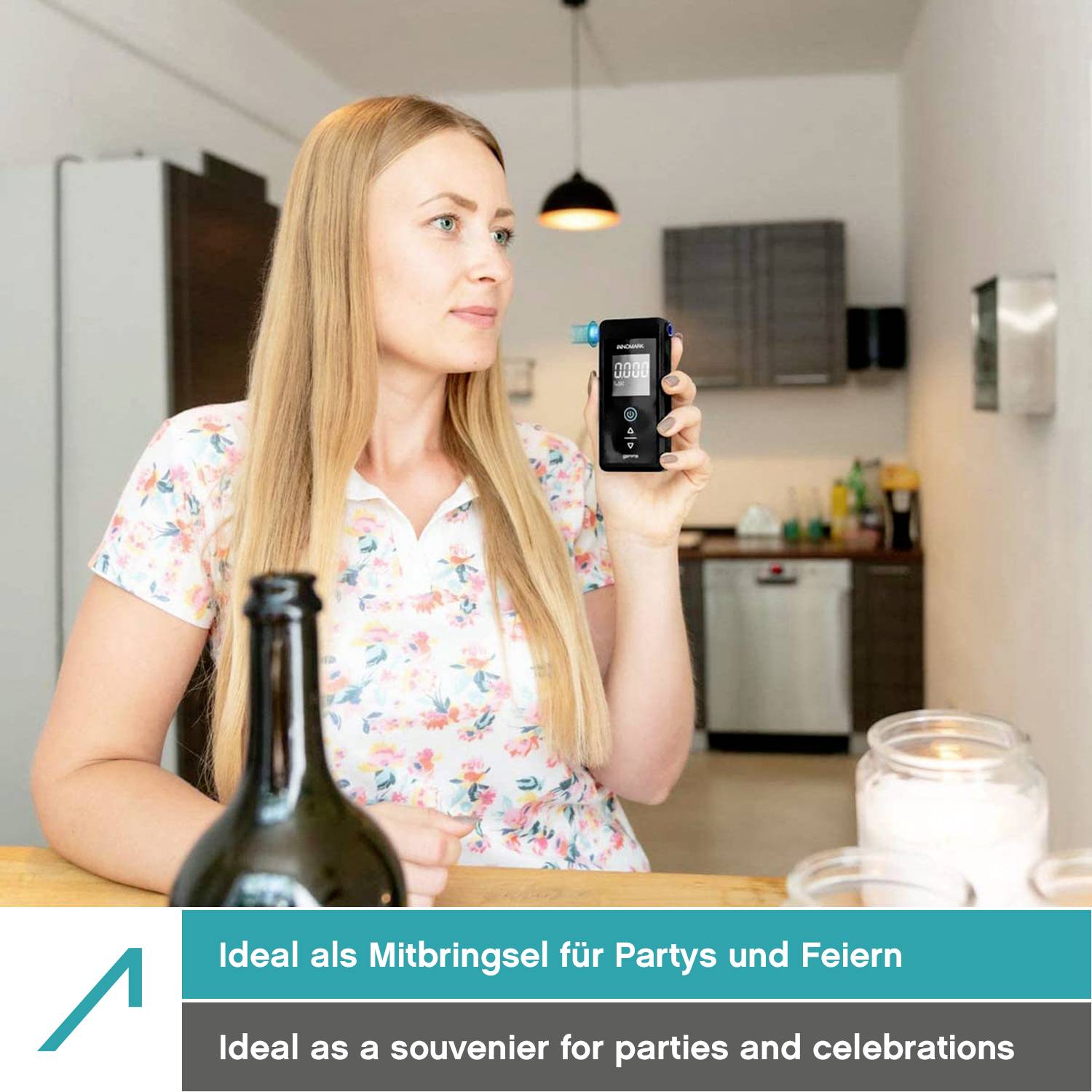 Frau in einer Küche, hält ein Alkoholmessgerät. Im Vordergrund stehen eine Flasche und Gläser. Text: 'Ideal als Mitbringsel für Partys und Feiern'.
