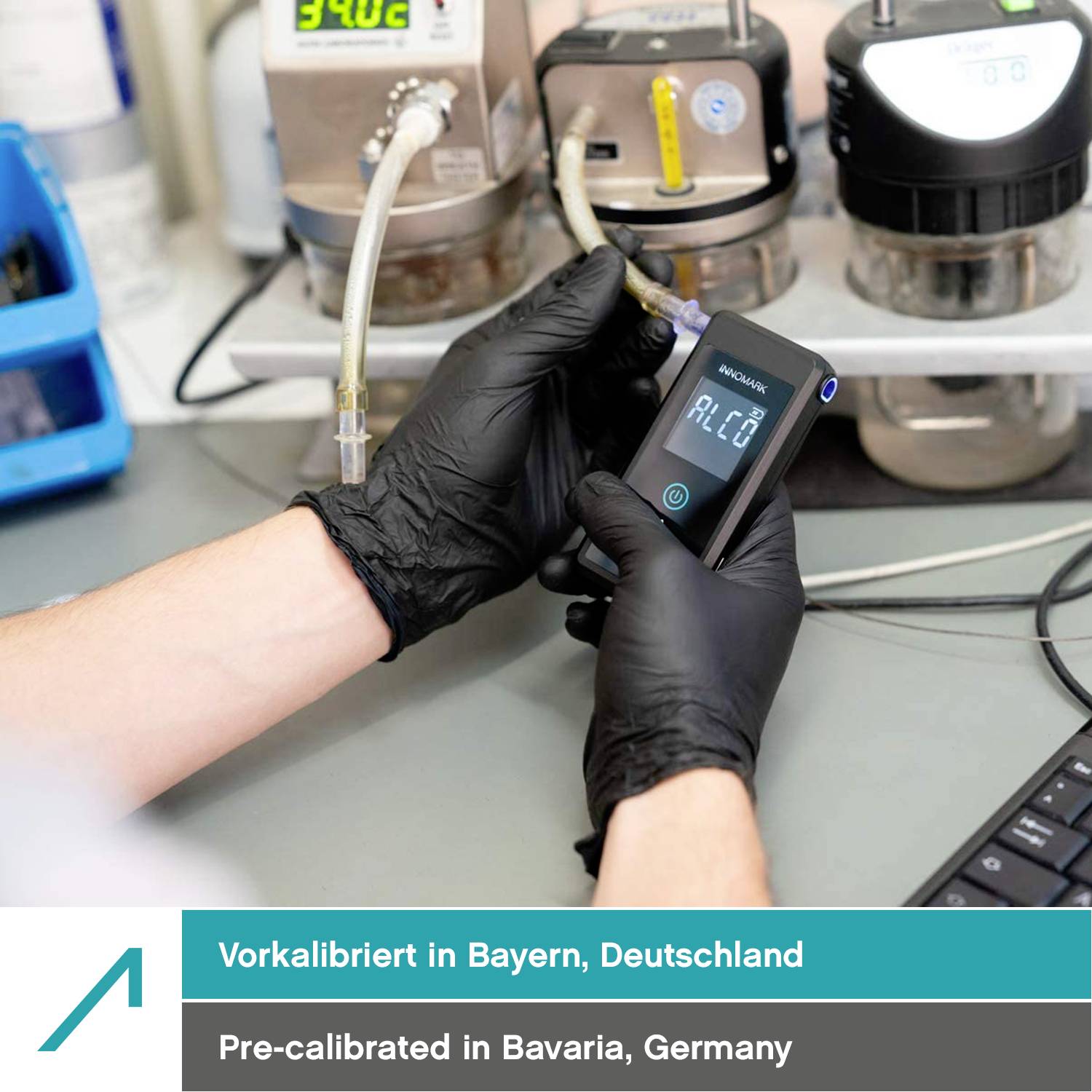 Kalibrierungsgerät im Labor, Anzeige ALCO8, Person mit schwarzen Handschuhen bedient das Gerät. Text: Vorkalibriert in Bayern, Deutschland.