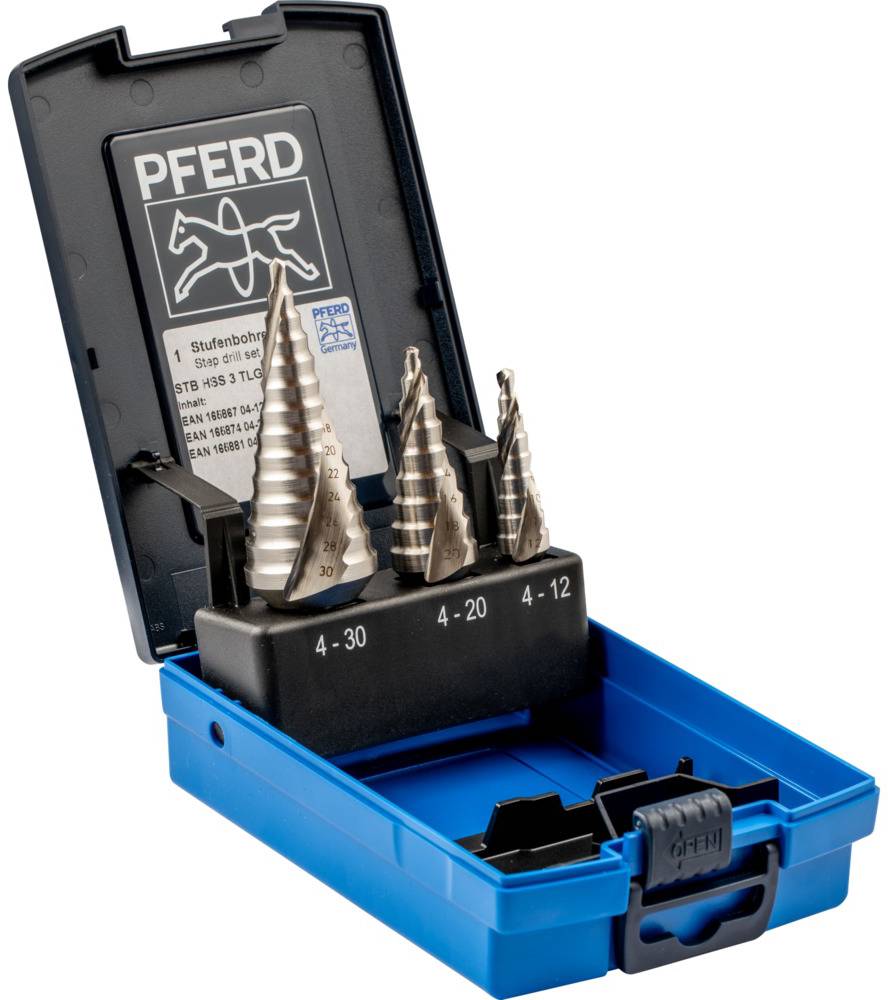 Ein Set von Stufenbohrern in einem blauen Etui, geöffnet, mit drei unterschiedlich großen Bohrern, beschriftet mit Größenangaben.