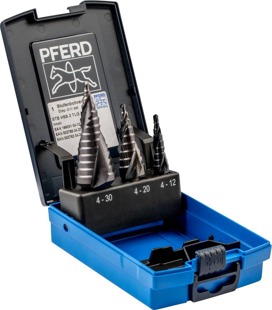 Ein Set aus drei Stufenbohrern in einer blauen Kunststoffbox. Jede Bohrerspitze ist unterschiedlich groß, zur Bearbeitung von Metallen.