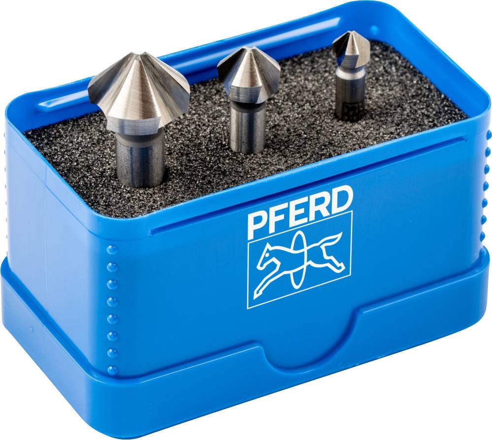 Drei Senkbohrer in einer blauen Kunststoffbox mit Schaumstoffeinlage. Box trägt das Logo 'PFERD'.