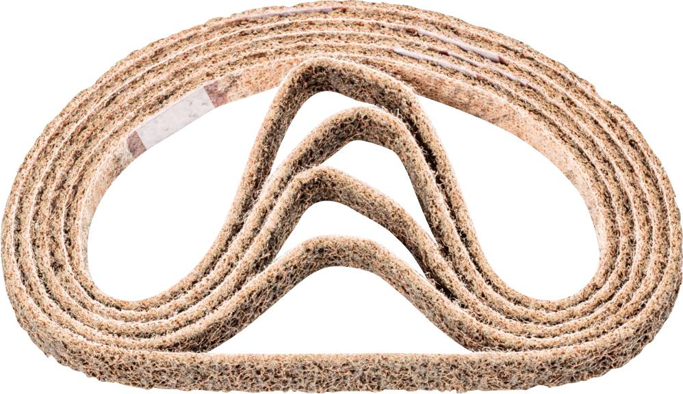 Ein brauner Schleifgürtel ist in gewellter Form so angeordnet, dass mehrere Schlaufen entstehen. Der Gürtel hat eine raue, texturierte Oberfläche.
