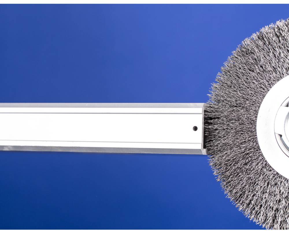 Metallbürste auf blauem Hintergrund, befestigt an einem Metallarm.