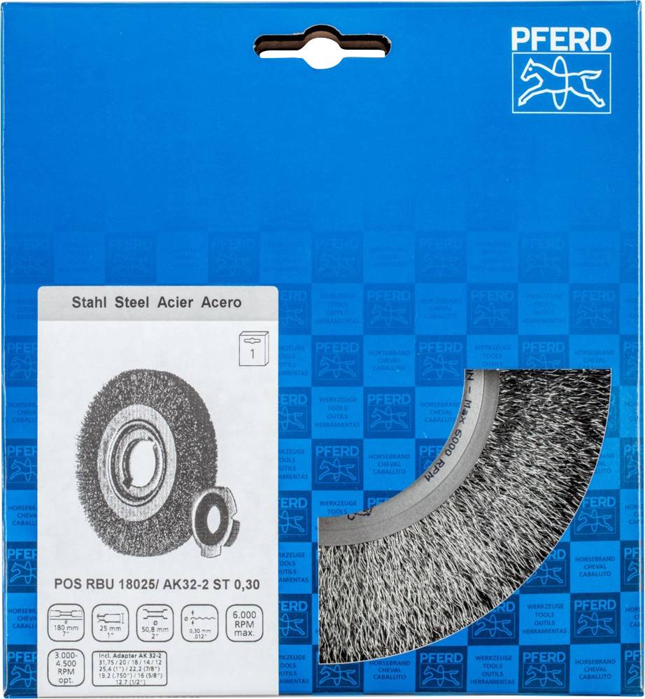 'PFERD' Stahlbürste in Verpackung. Blau mit Loch für Aufhängung, aufgedruckte Informationen und Bild der Bürste.