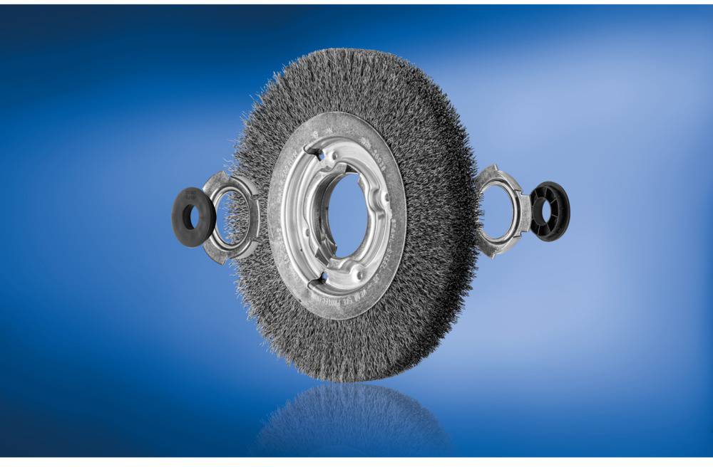 Hochleistungs-Bürstenrad aus Stahl auf blauem Hintergrund. Verwendet für industrielle Schleifprozesse zum Entfernen von Farbe oder Rost.