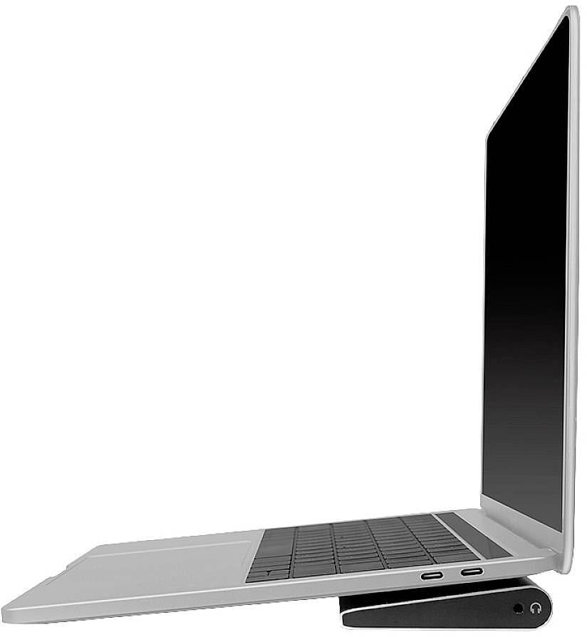 Ein Laptop in seitlicher Ansicht, geöffnet auf einem schwarzen Ständer, der die Tastatur leicht hebt; zwei USB-Anschlüsse sichtbar.