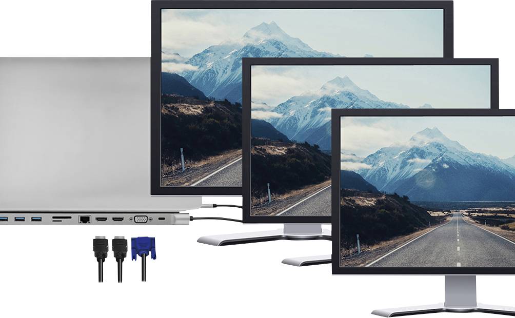 Drei Monitore zeigen ein Landschaftsbild mit Gebirge. Im Vordergrund sind Anschlüsse und Kabel für die Monitore zu sehen.