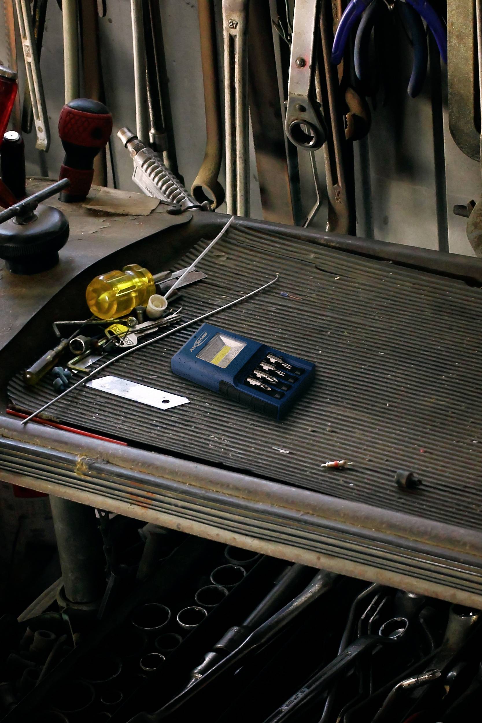 Ansmann 1600-0303 Batteriebetriebene Werkstattleuchte WL180B mit Bithalter 2021 Energieeffizienzklasse n.rel