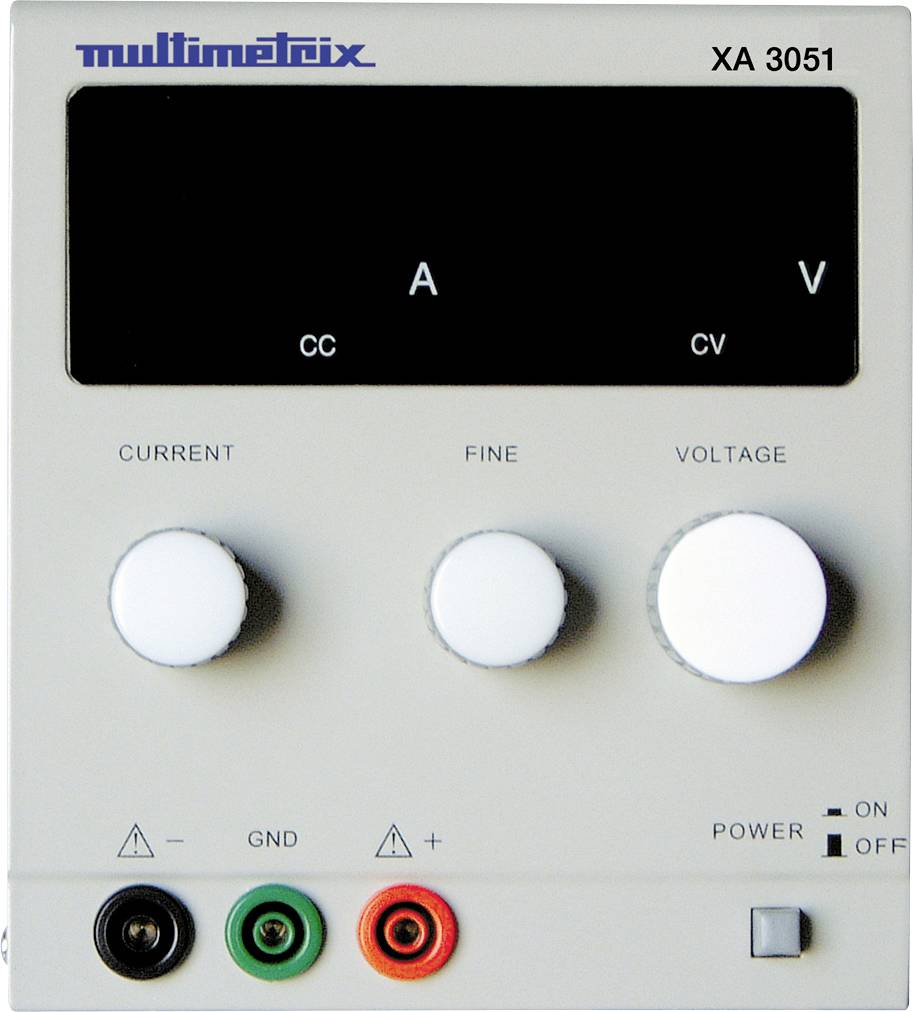 Ein weißes Multimeter mit der Aufschrift 'multimetrix XA 3051'. Drei Drehknöpfe beschriften 'CURRENT', 'FINE' und 'VOLTAGE'.