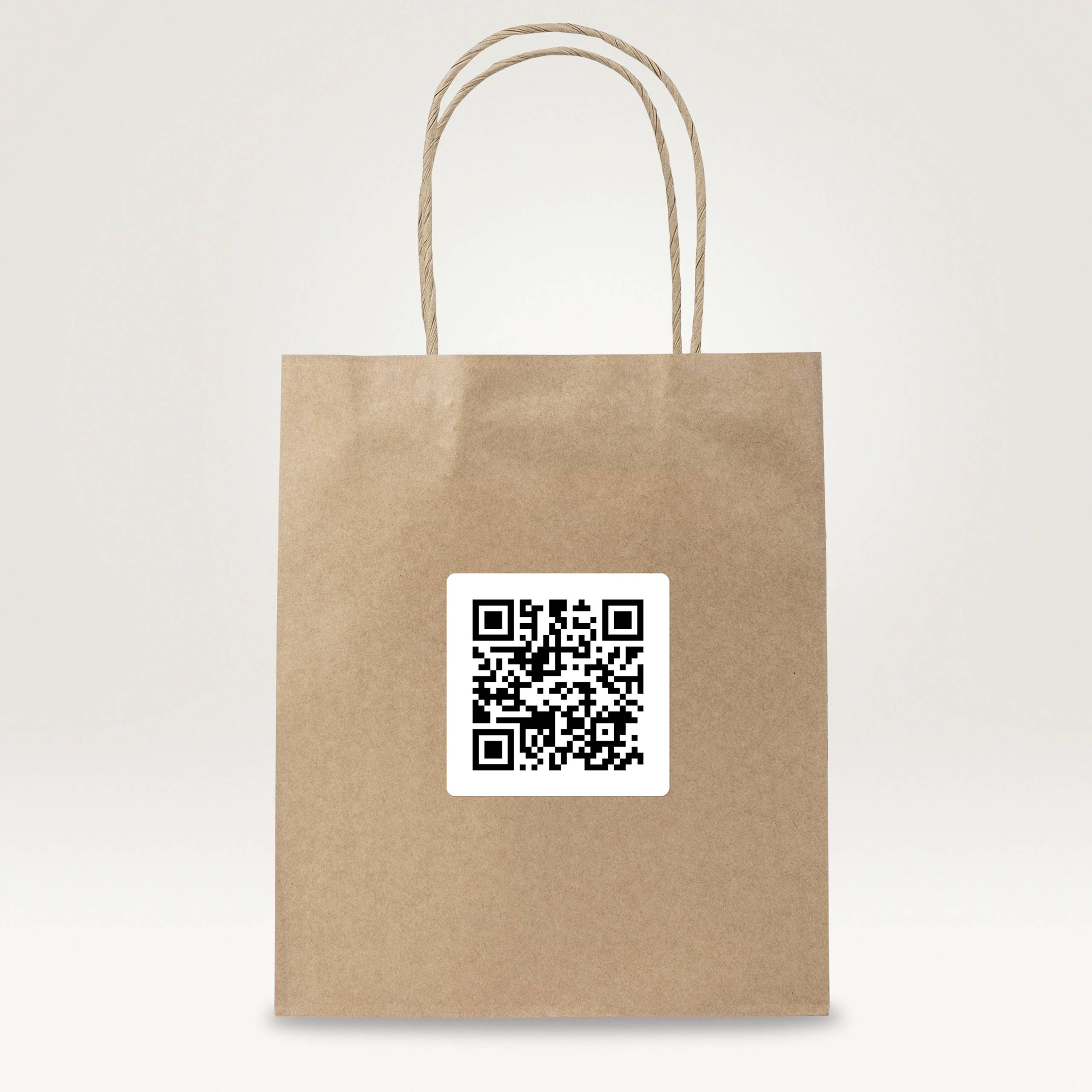 Eine braune Papiertüte mit einem großen QR-Code auf der Vorderseite, der zum Scannen einlädt.