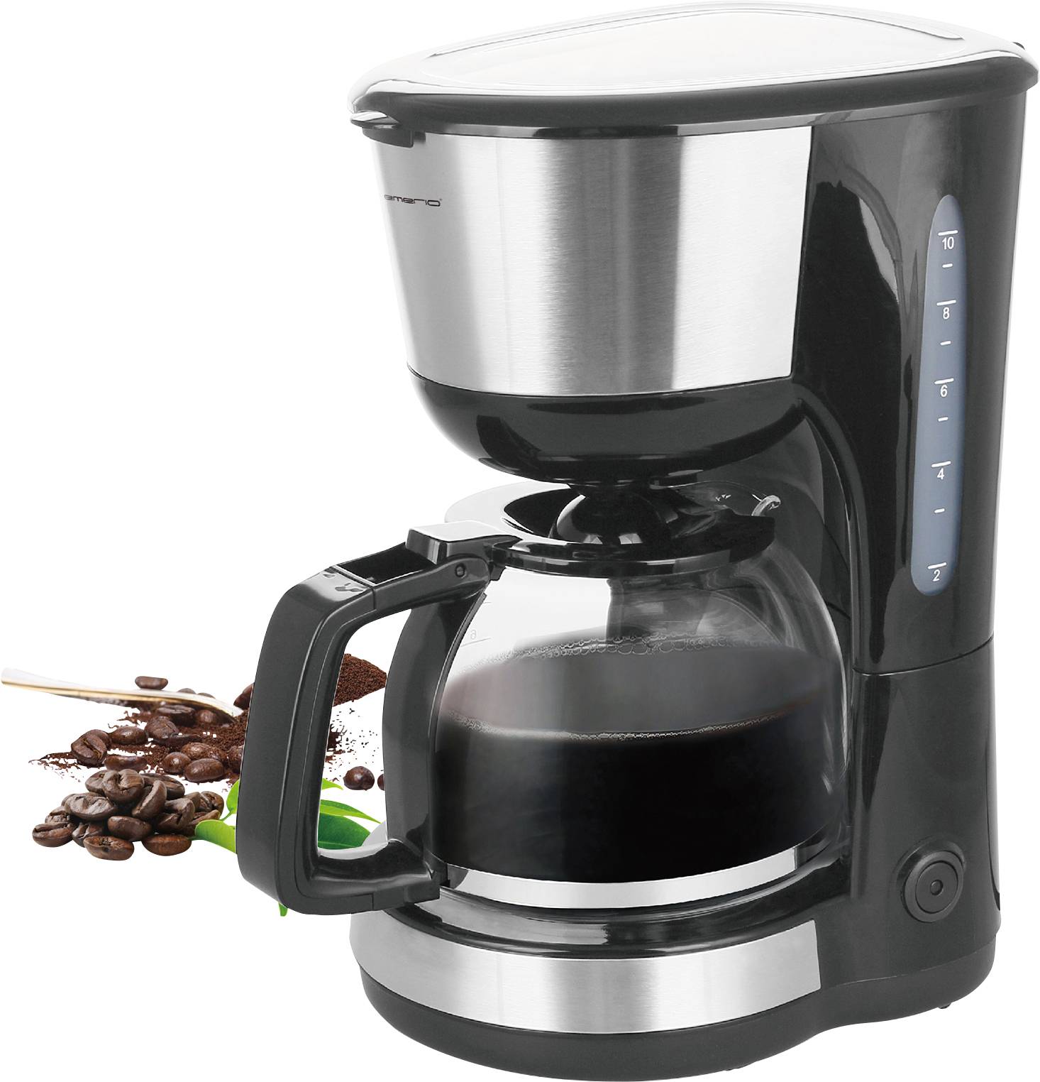 Eine schwarze Filterkaffeemaschine mit Glaskanne, gefüllt mit frisch gebrühtem Kaffee; daneben einige Kaffeebohnen.