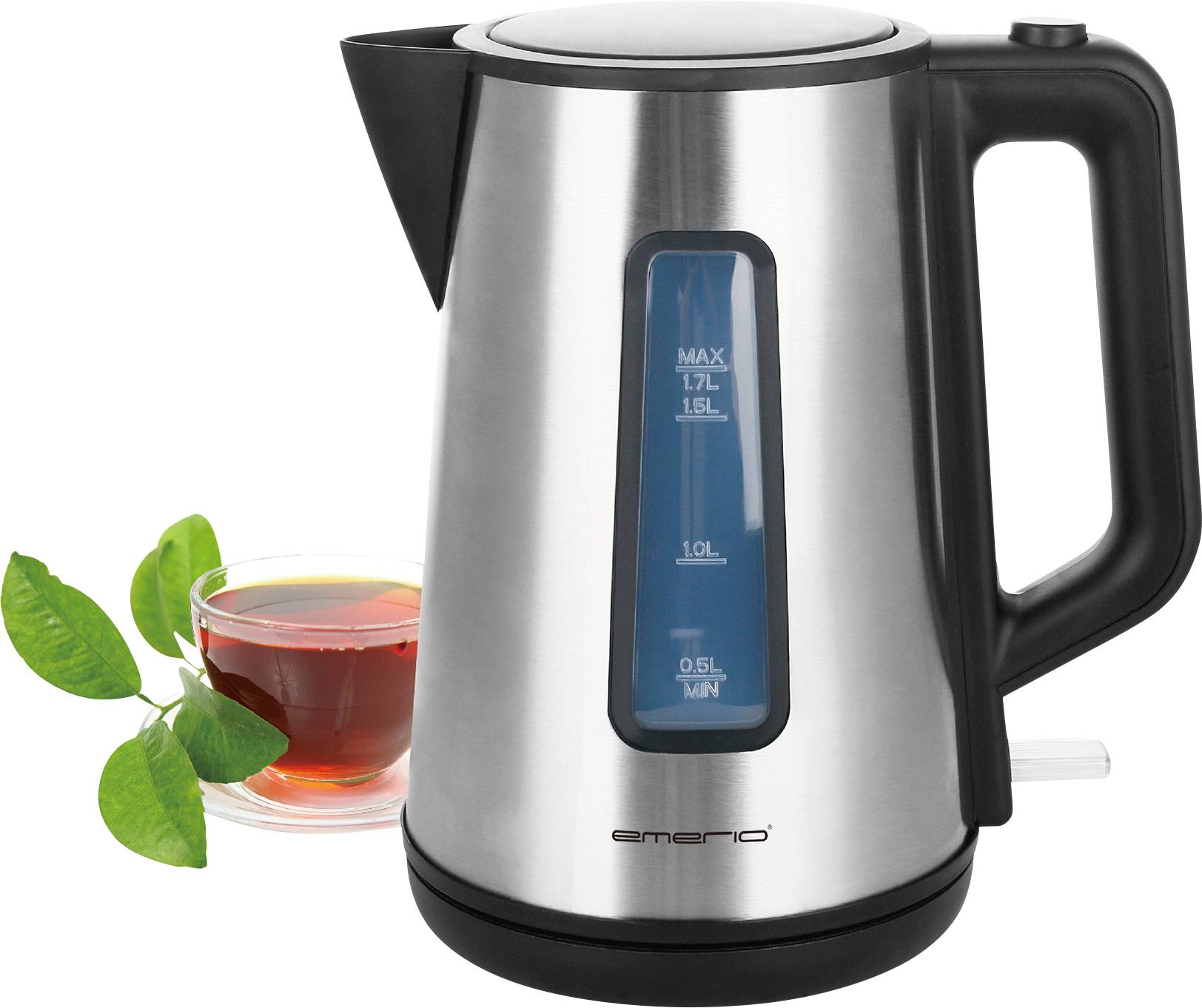 Ein silberner elektrischer Wasserkocher mit einem schwarzen Griff steht neben einer Tasse Tee und grünen Teeblättern.