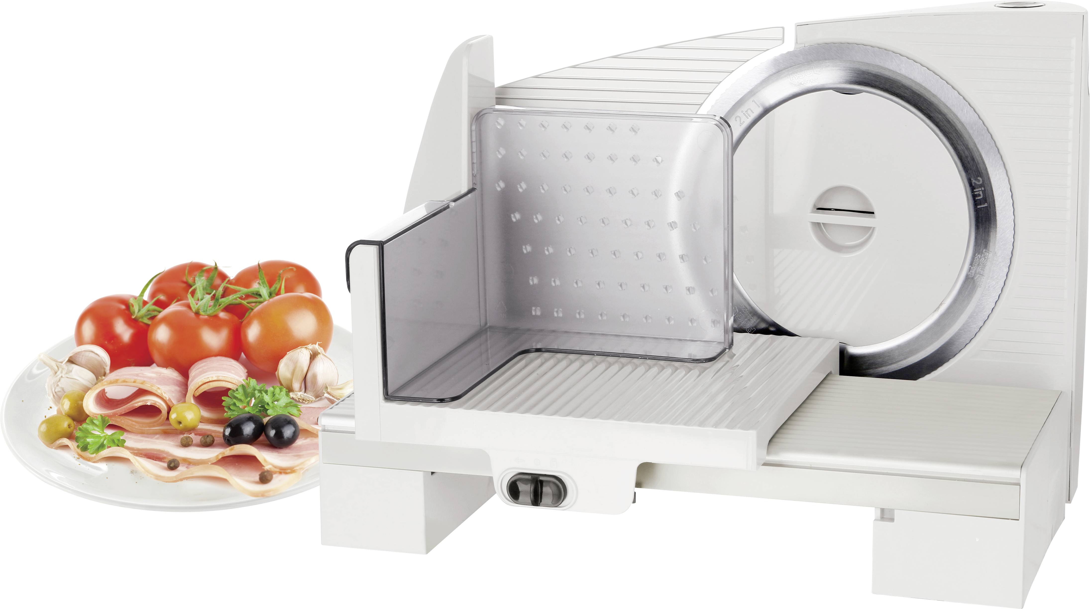 Elektrischer Allesschneider in Weiß mit einer Metallklinge, daneben ein Teller mit aufgeschnittenem Schinken, Tomaten und Oliven.