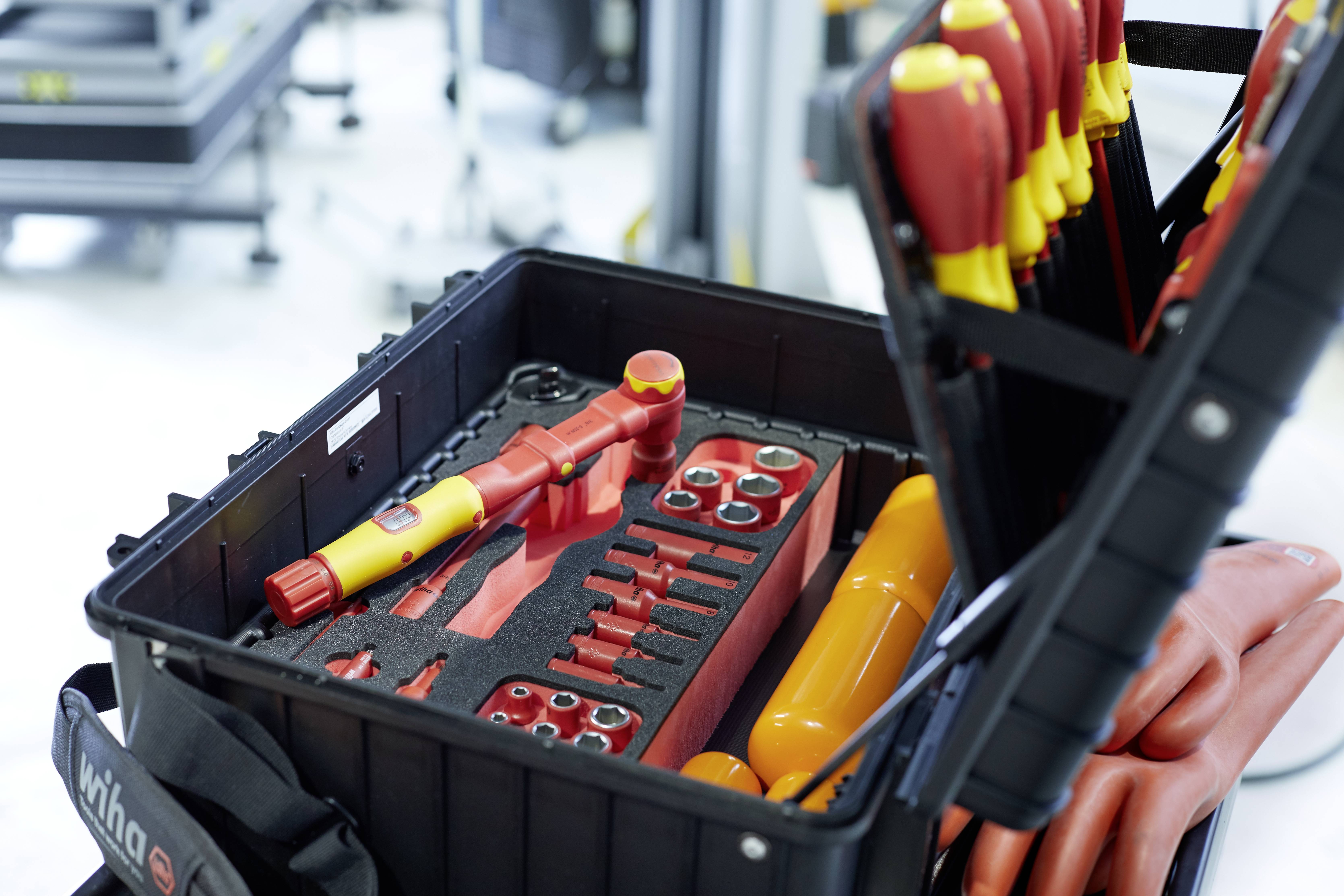 Wiha 44198 Handwerker, Profi, VDE Werkzeugkoffer bestückt 77teilig (L x B x H) 525 x 430 x 225mm