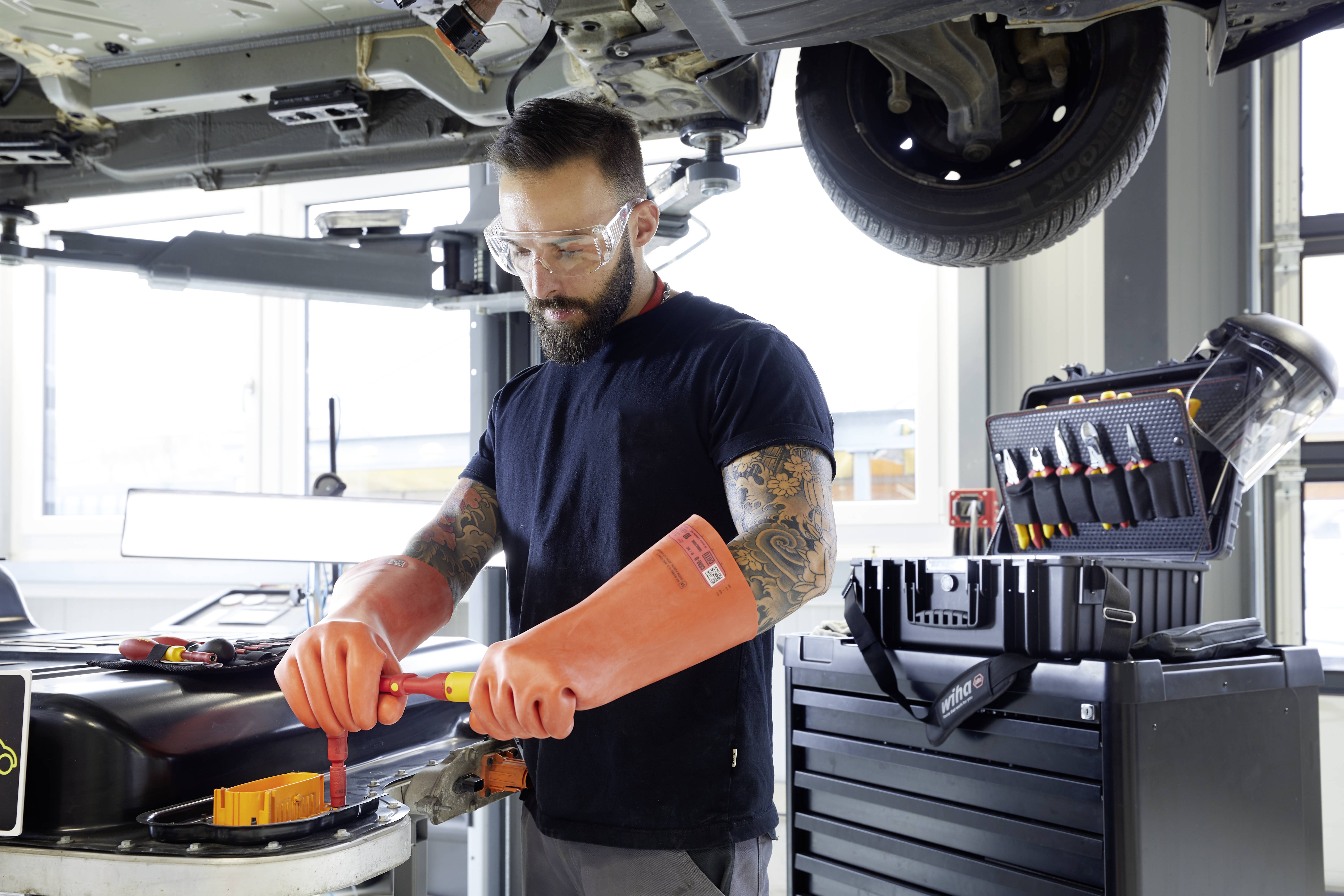 Wiha 44198 Handwerker, Profi, VDE Werkzeugkoffer bestückt 77teilig (L x B x H) 525 x 430 x 225mm