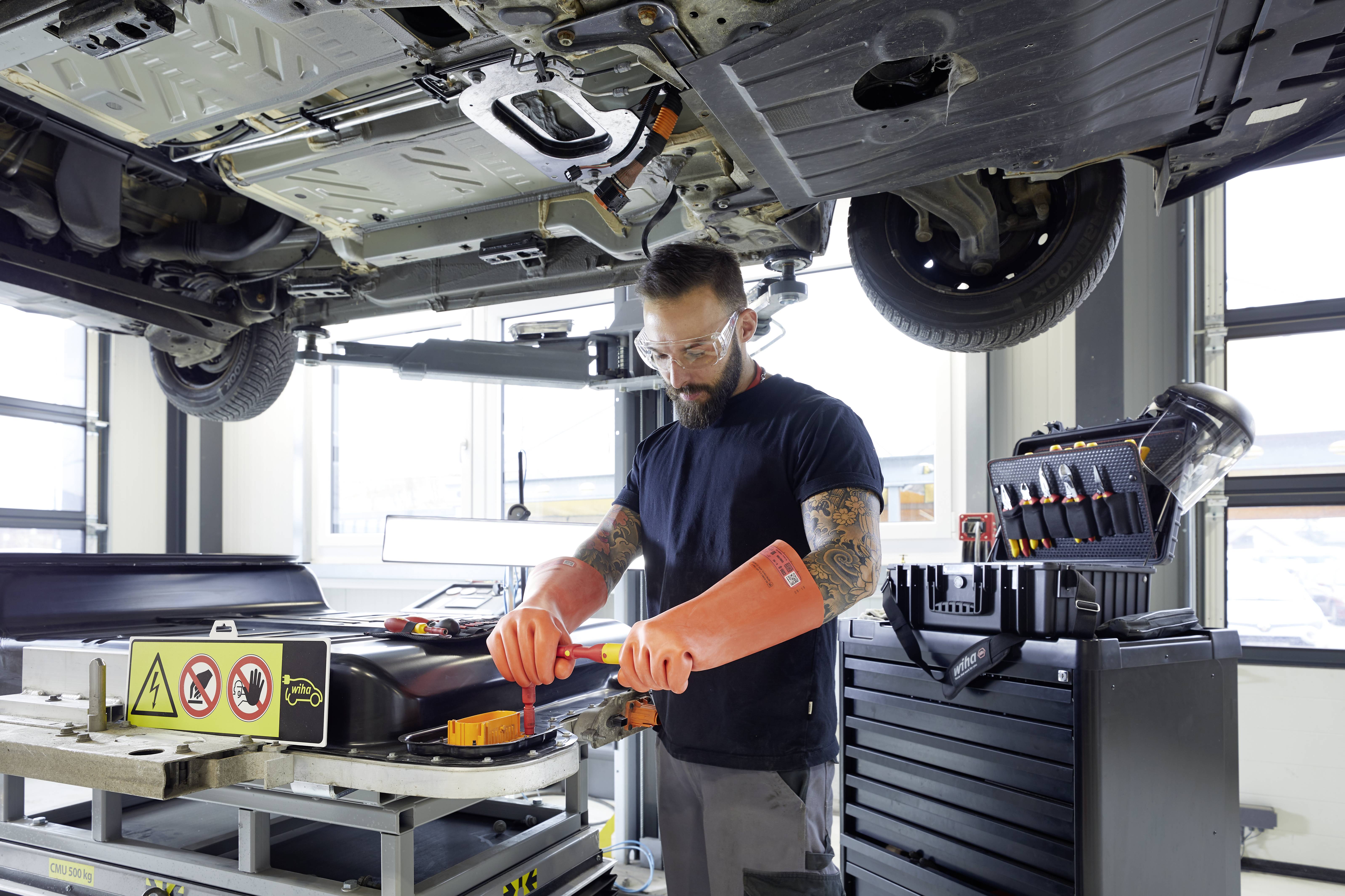 Wiha 44198 Handwerker, Profi, VDE Werkzeugkoffer bestückt 77teilig (L x B x H) 525 x 430 x 225mm