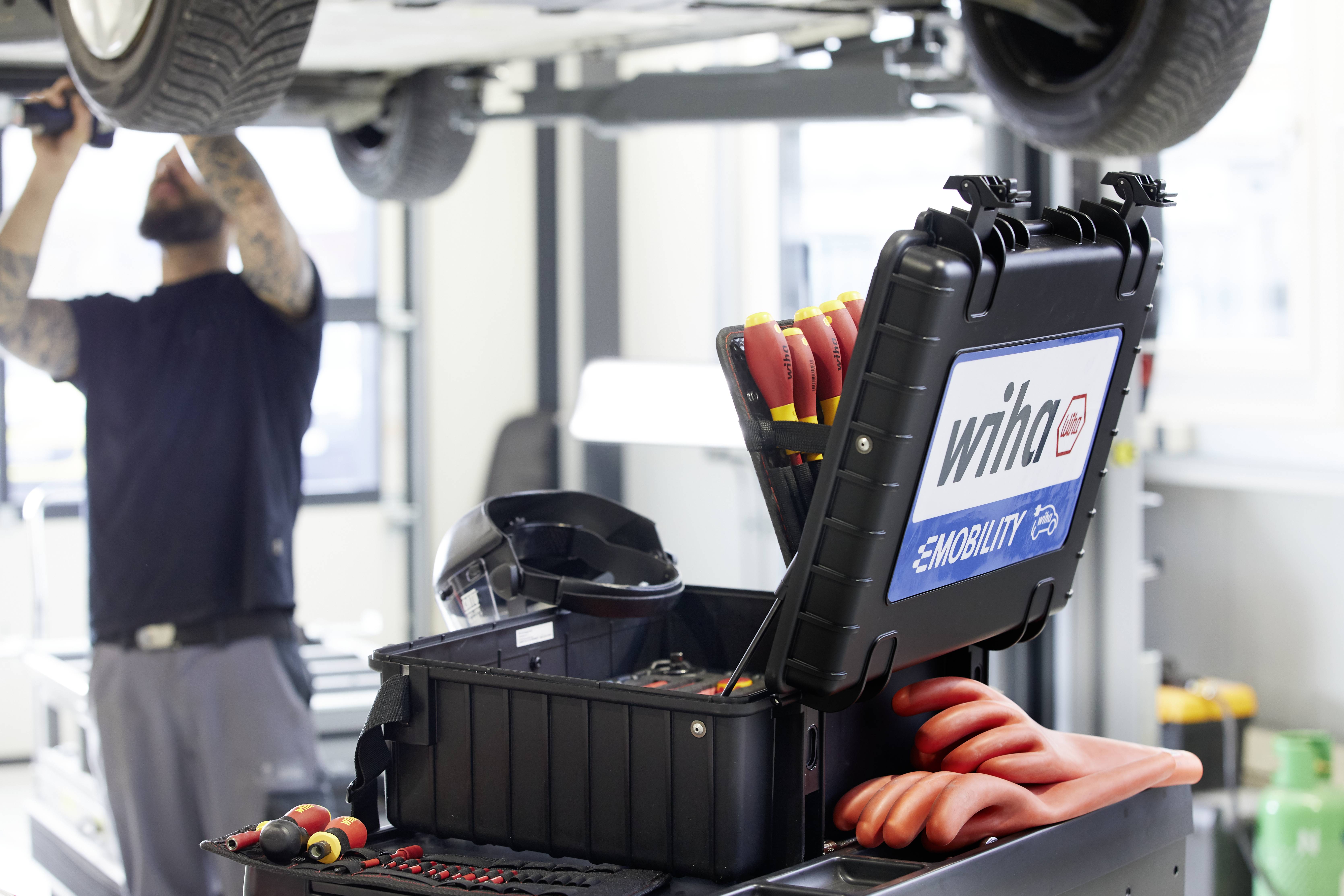 Wiha 44198 Handwerker, Profi, VDE Werkzeugkoffer bestückt 77teilig (L x B x H) 525 x 430 x 225mm