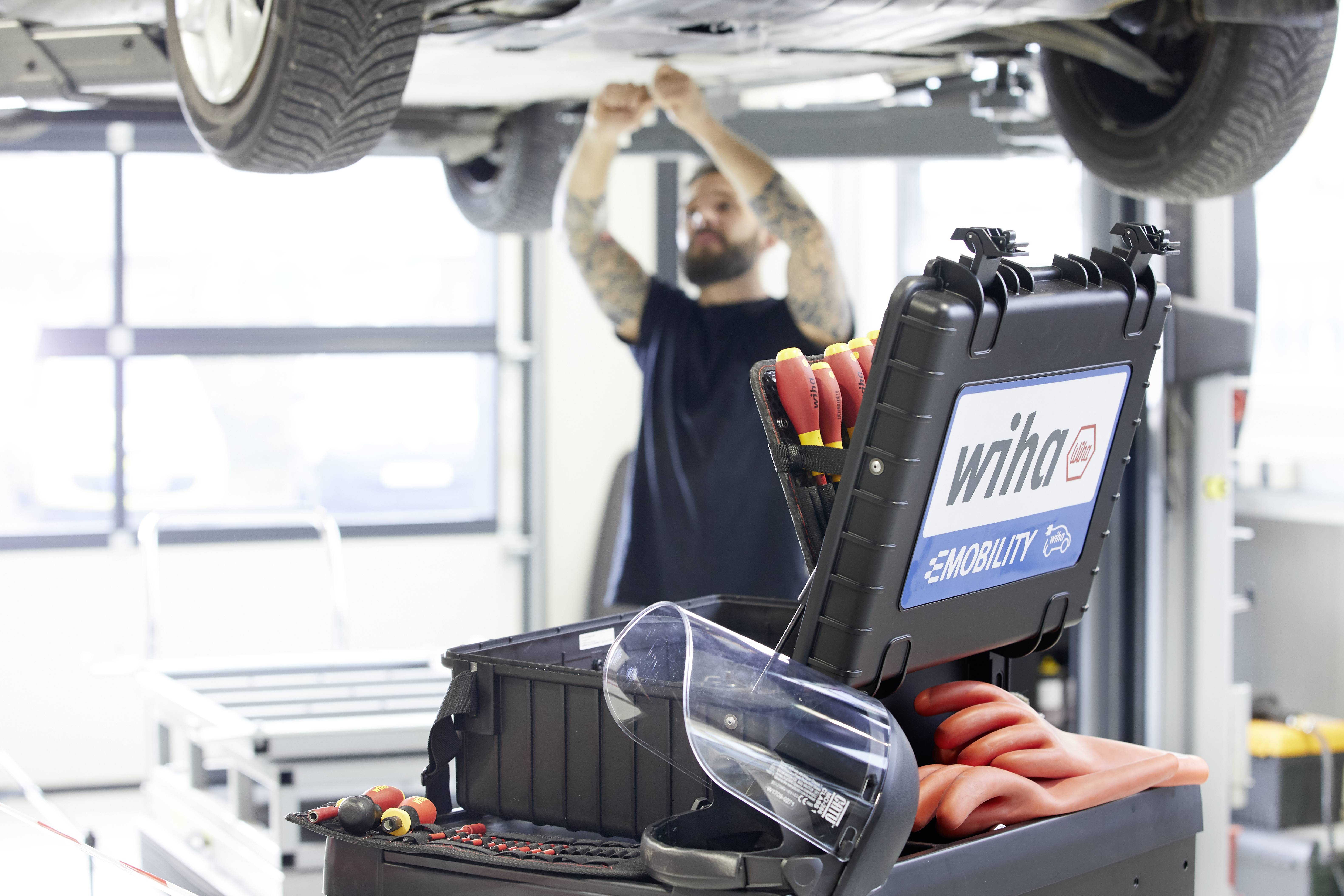 Wiha 44198 Handwerker, Profi, VDE Werkzeugkoffer bestückt 77teilig (L x B x H) 525 x 430 x 225mm