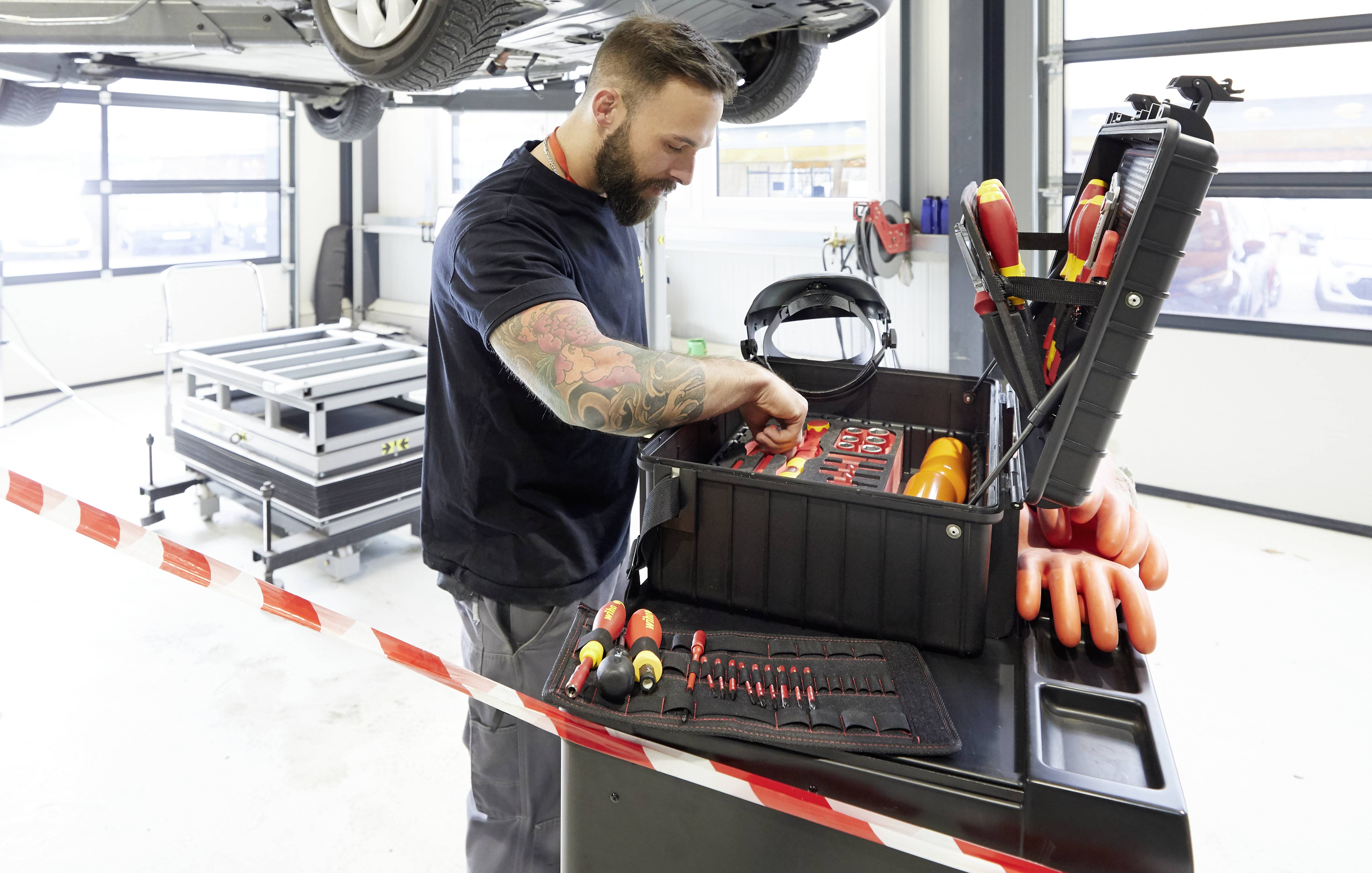 Wiha 44198 Handwerker, Profi, VDE Werkzeugkoffer bestückt 77teilig (L x B x H) 525 x 430 x 225mm