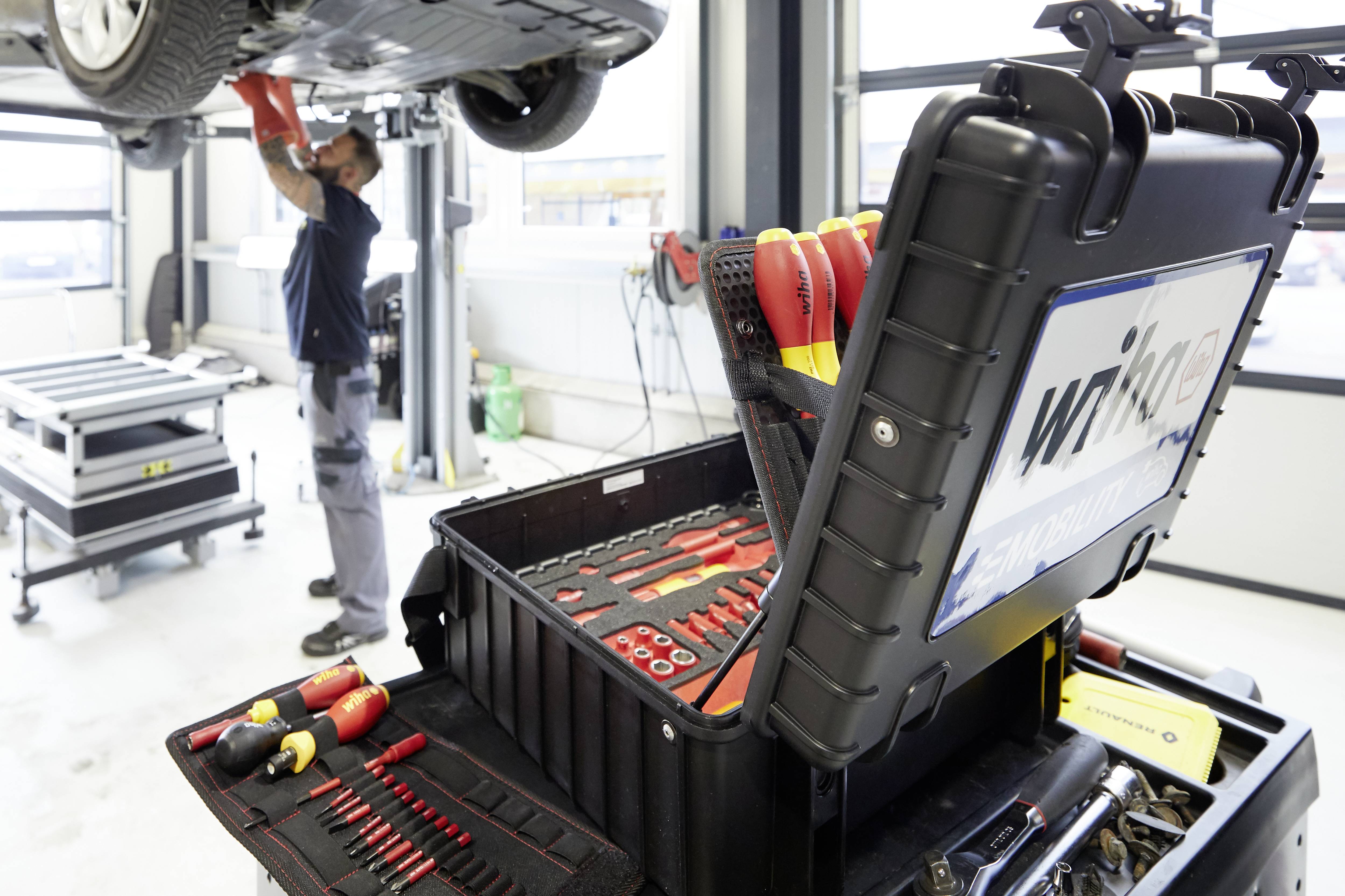 Wiha 44198 Handwerker, Profi, VDE Werkzeugkoffer bestückt 77teilig (L x B x H) 525 x 430 x 225mm