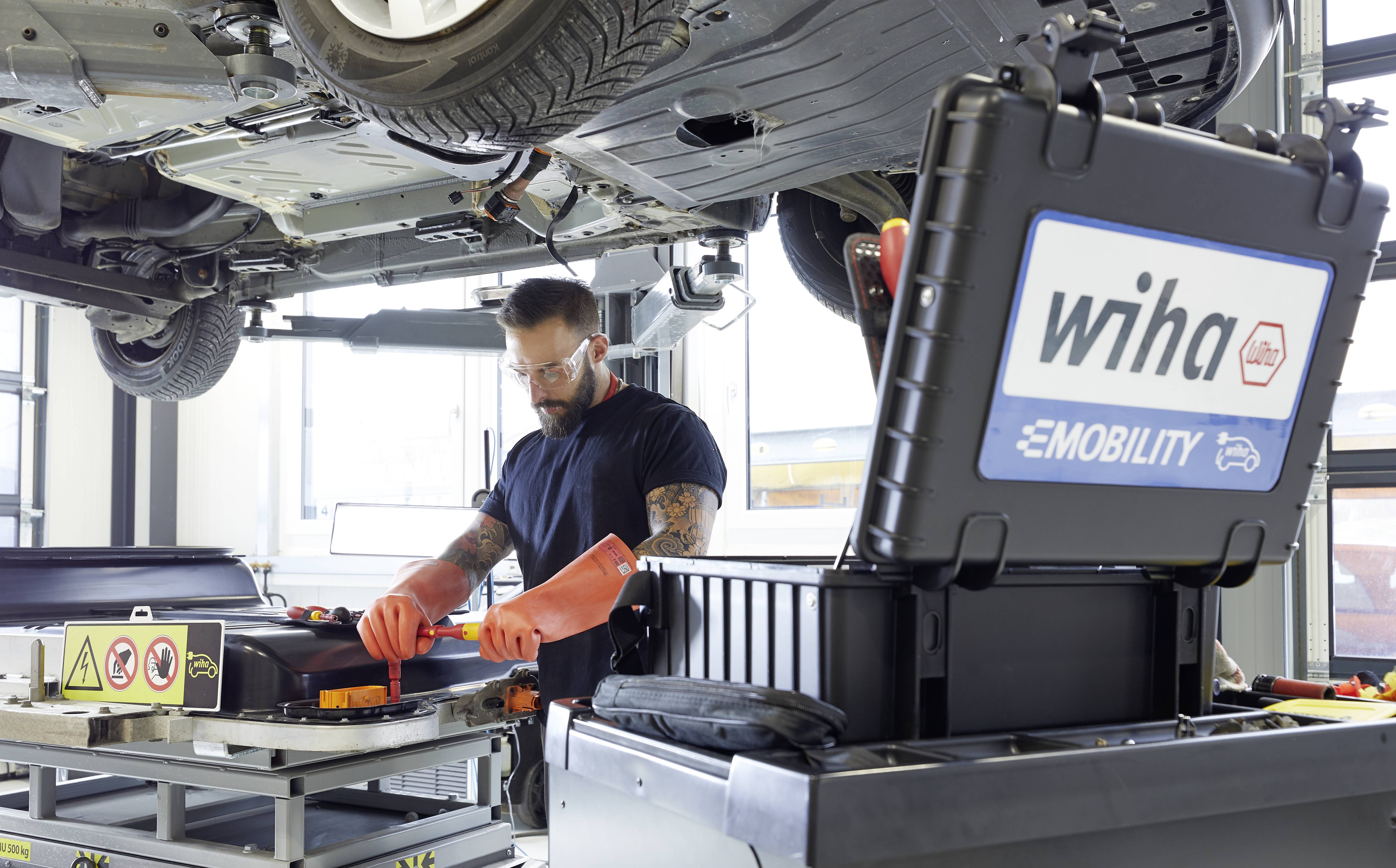 Wiha 44198 Handwerker, Profi, VDE Werkzeugkoffer bestückt 77teilig (L x B x H) 525 x 430 x 225mm