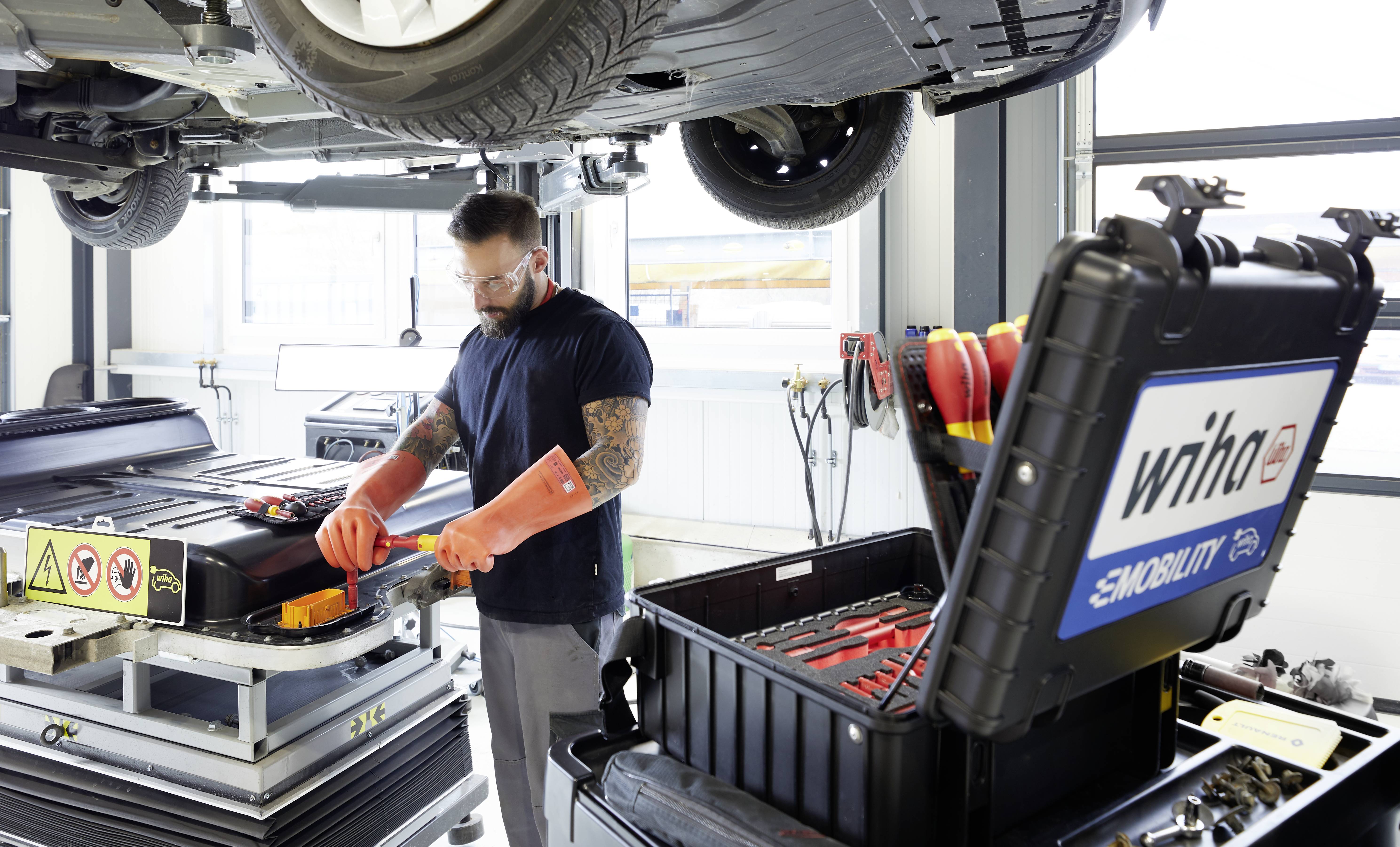 Wiha 44198 Handwerker, Profi, VDE Werkzeugkoffer bestückt 77teilig (L x B x H) 525 x 430 x 225mm