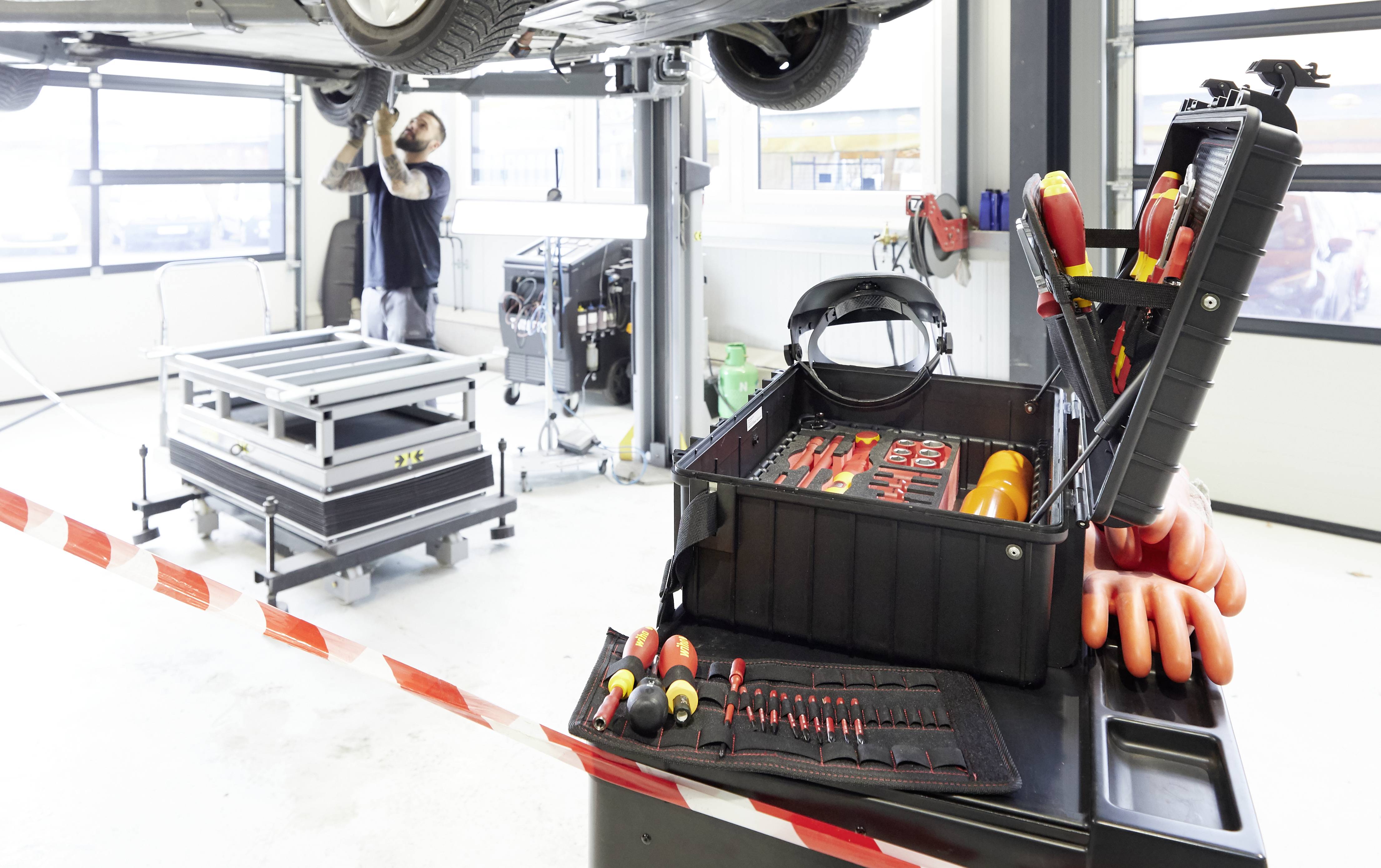 Wiha 44198 Handwerker, Profi, VDE Werkzeugkoffer bestückt 77teilig (L x B x H) 525 x 430 x 225mm