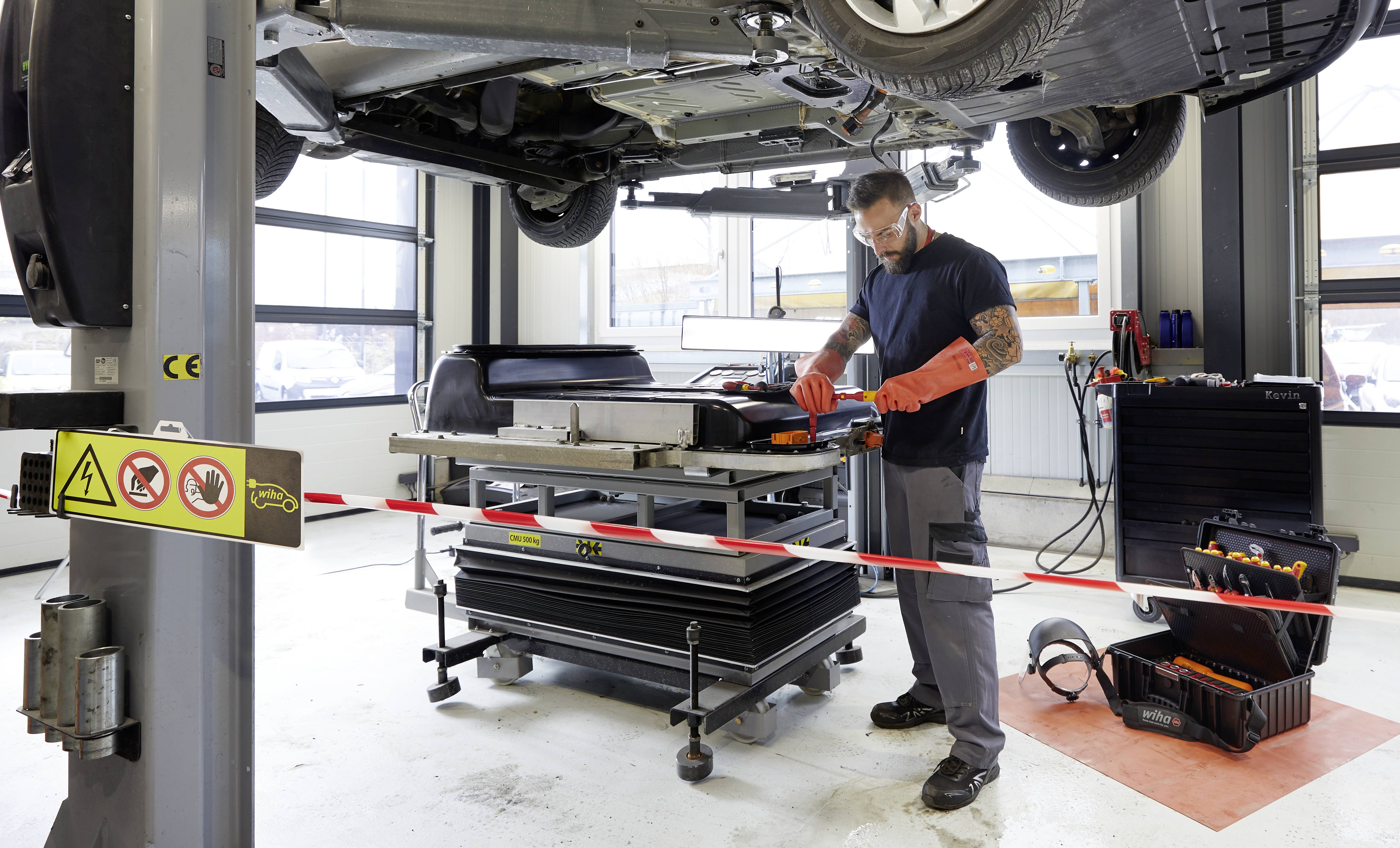 Wiha 44198 Handwerker, Profi, VDE Werkzeugkoffer bestückt 77teilig (L x B x H) 525 x 430 x 225mm