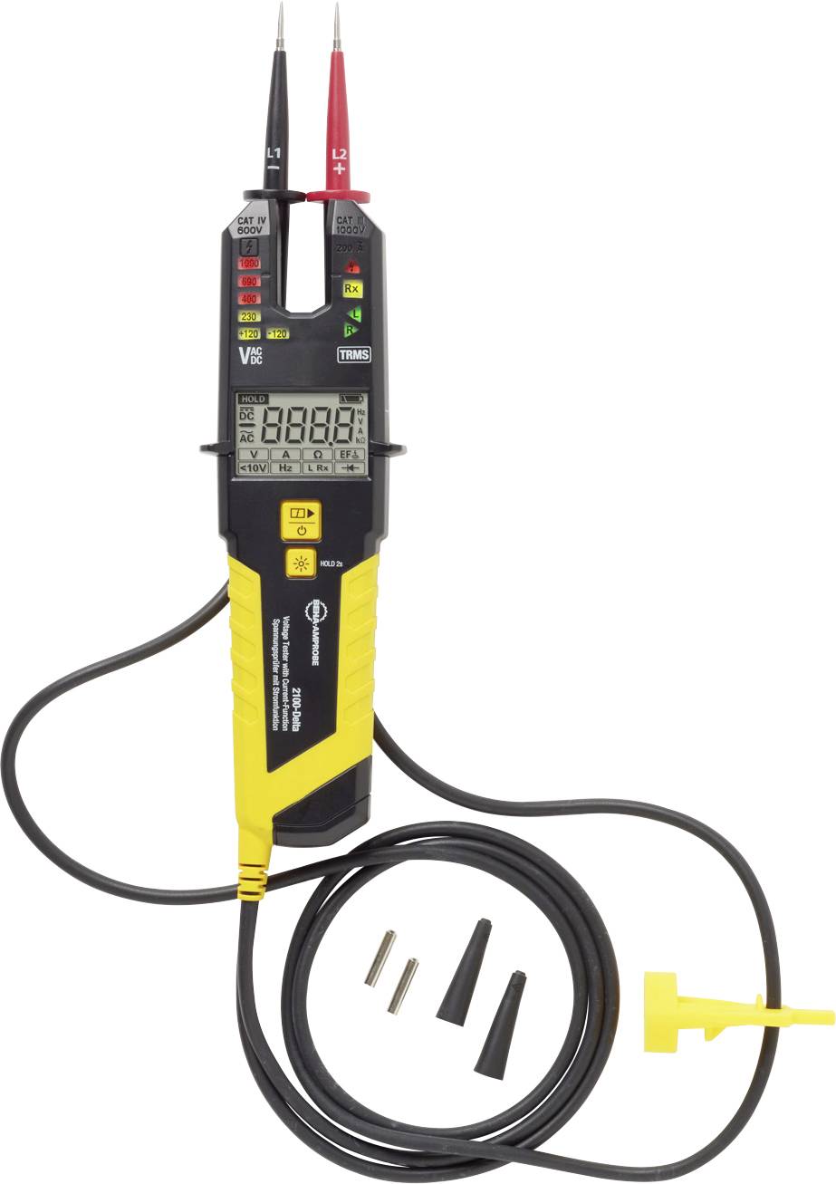 Ein digitales Spannungsmessgerät mit Display, gelber und schwarzer Ummantelung, zwei Messspitzen, und Kabel. Zubehör ist daneben platziert.