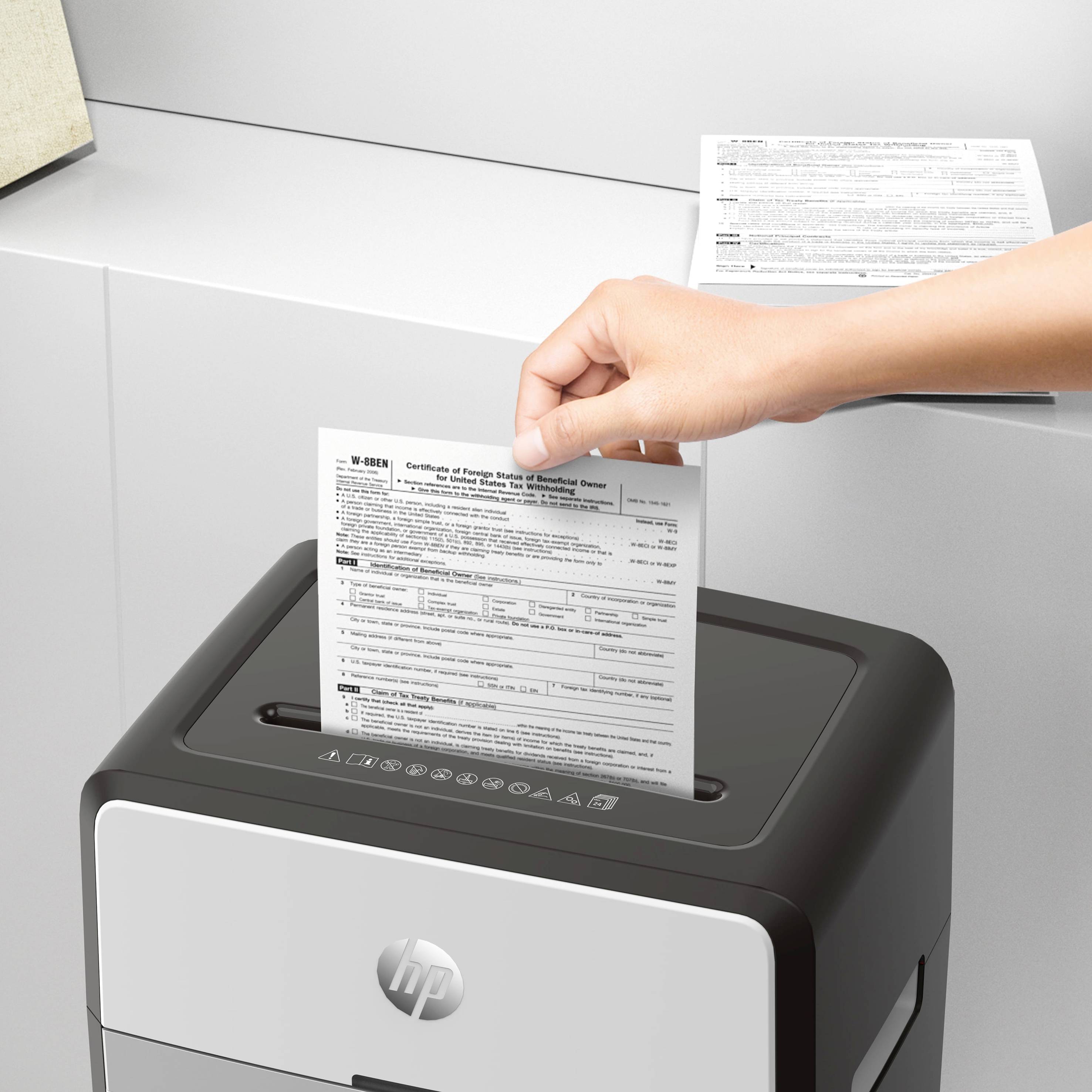 HP OneShred 24CC Aktenvernichter 24 Partikelschnitt 4 x 35 mm 30 l Vernichtet auch Büroklammern, Kreditkarte, Heftklammern