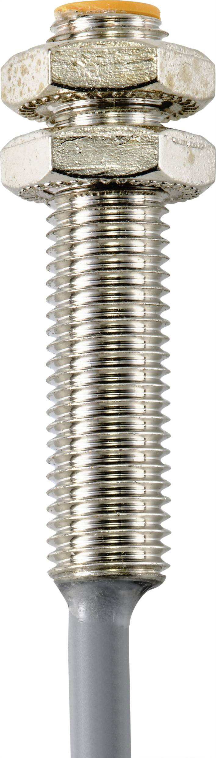 Metallsensor mit zwei Schraubmuttern, zylindrische Form, Gewinde, und grauer Anschlusskabel unten.