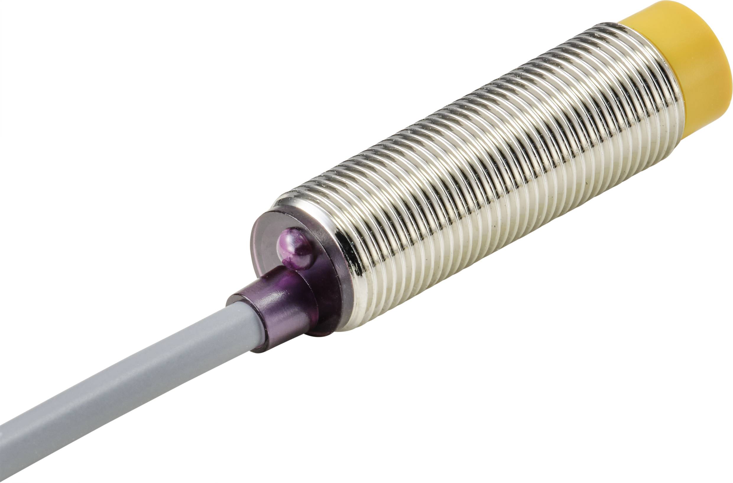 Zylindrischer Induktionssensor mit geripptem Metallgehäuse und gelber Abdeckung. Kabel an einer Seite angeschlossen.