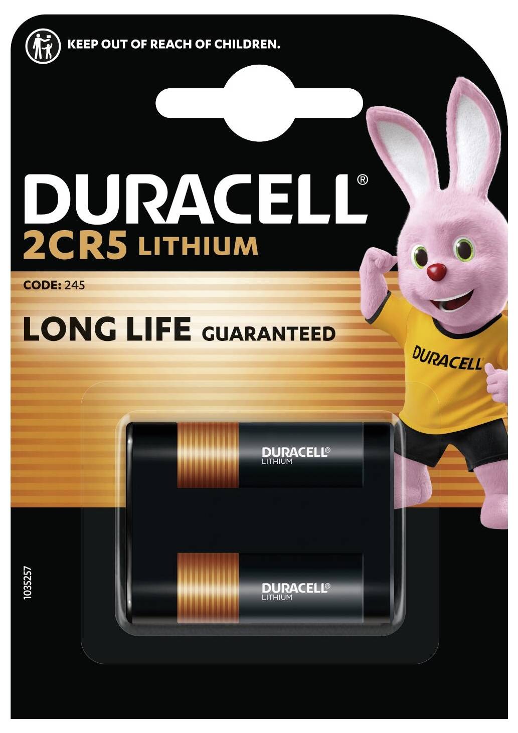 Paket Duracell 2CR5 Lithiumbatterien mit rosa Hasenmaskottchen auf der rechten Seite. Text: „Lange Lebensdauer garantiert