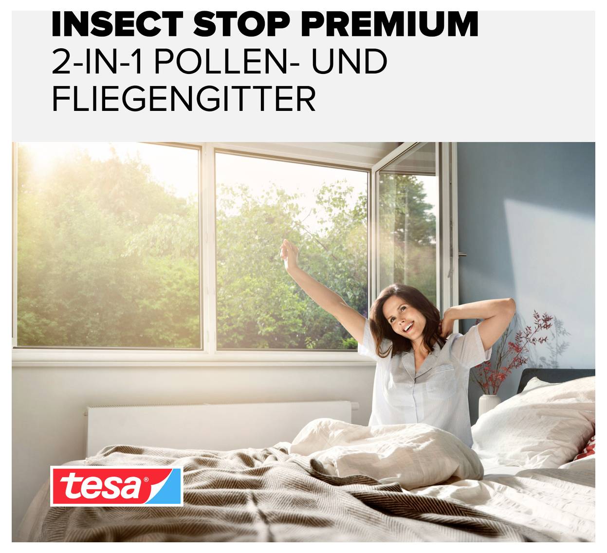 Werbebild für 'INSECT STOP PREMIUM': Frau sitzt lächelnd im Bett vor offenem Fenster, bewirbt 2-in-1-Pollen- und Fliegengitter.