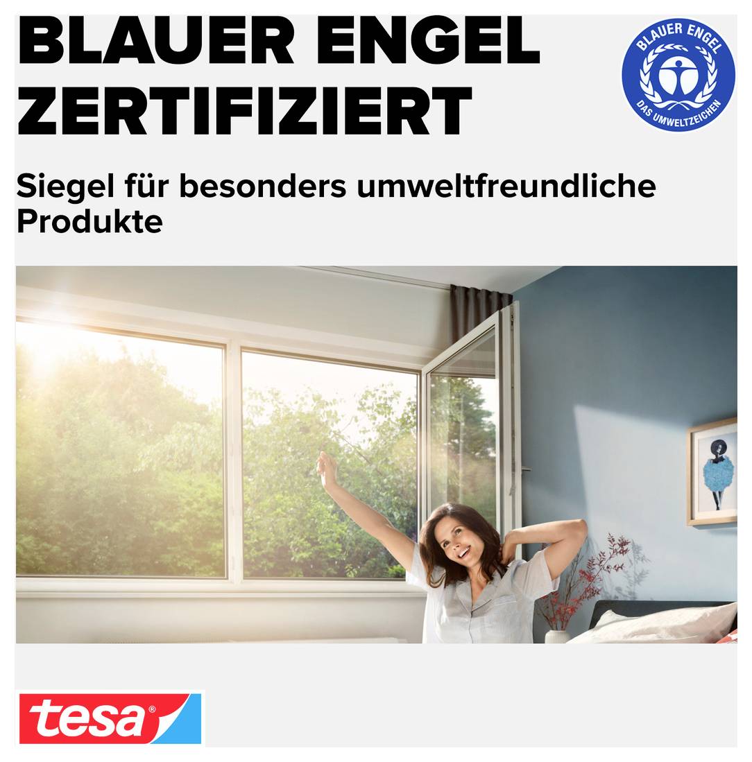 Anzeige für 'Blauer Engel zertifiziert': umweltfreundliche Produkte; lächelnde Frau im hellen Zimmer mit offenem Fenster, Tesa-Logo unten links.