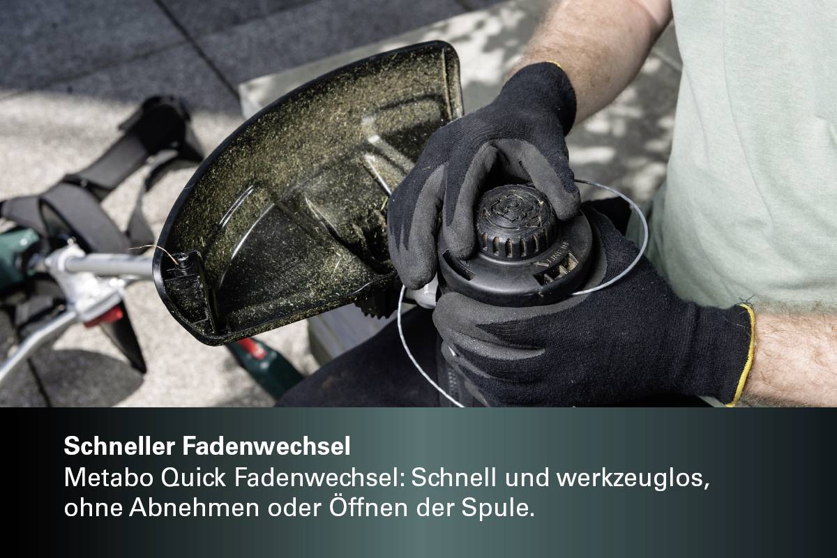 Person hält einen Fadenkopf einer Gartenmaschine. Text auf Bild: 'Schneller Fadenwechsel: Metabo Quick Fadenwechsel; Schnell und werkzeuglos, ohne Abnehmen oder Öffnen der Spule.'