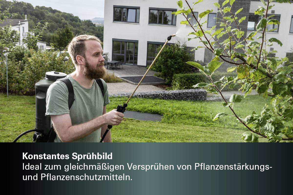 Ein Mann sprüht eine Pflanze im Garten mit einem Handgerät. Text: 'Konstantes Sprühbild - Ideal zum gleichmäßigen Versprühen von Pflanzenstärkungsmitteln'.