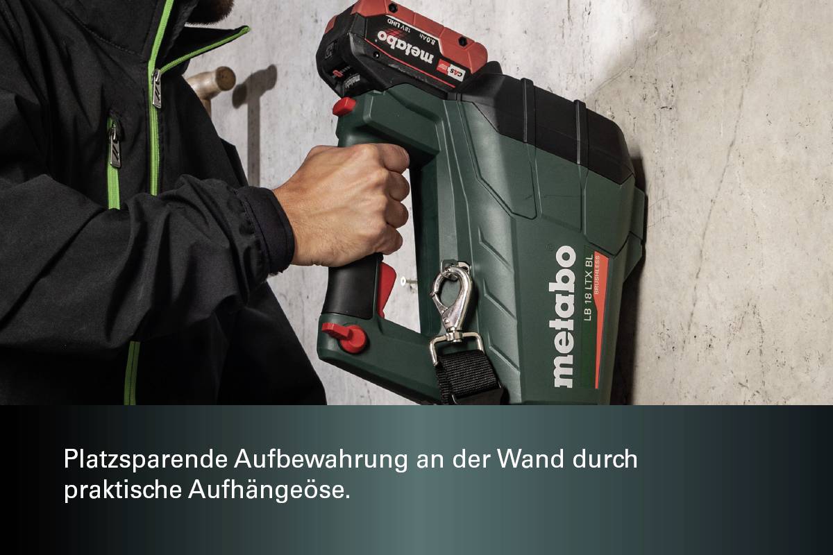 Eine Person befestigt ein grünes Werkzeug mit der Aufschrift 'Metabo' an einer Wand. Text: 'Platzsparende Aufbewahrung an der Wand durch praktische Aufhängeöse.'